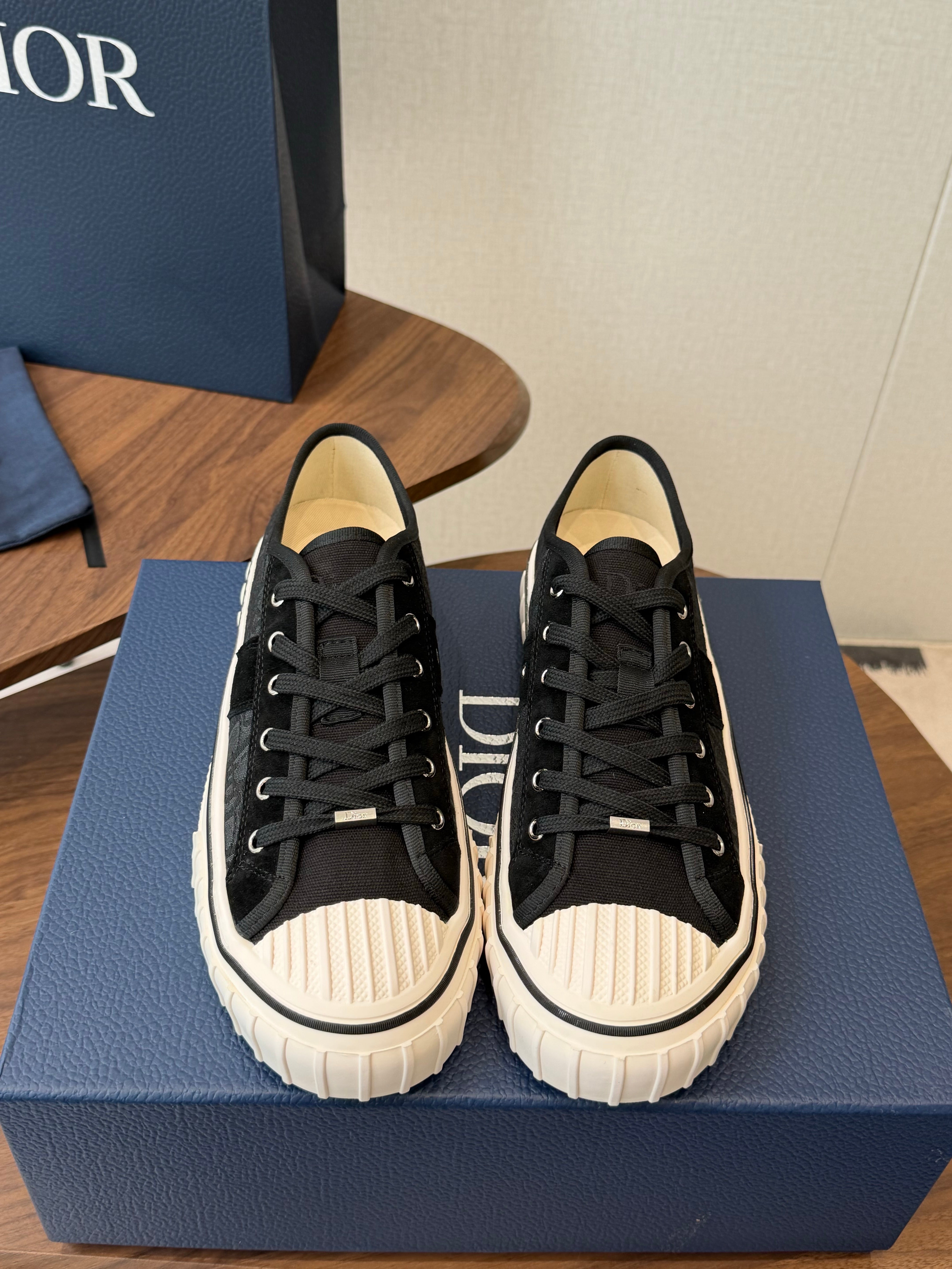 CD 26s Hooper Low-Top Sneaker Black Canvas 940265