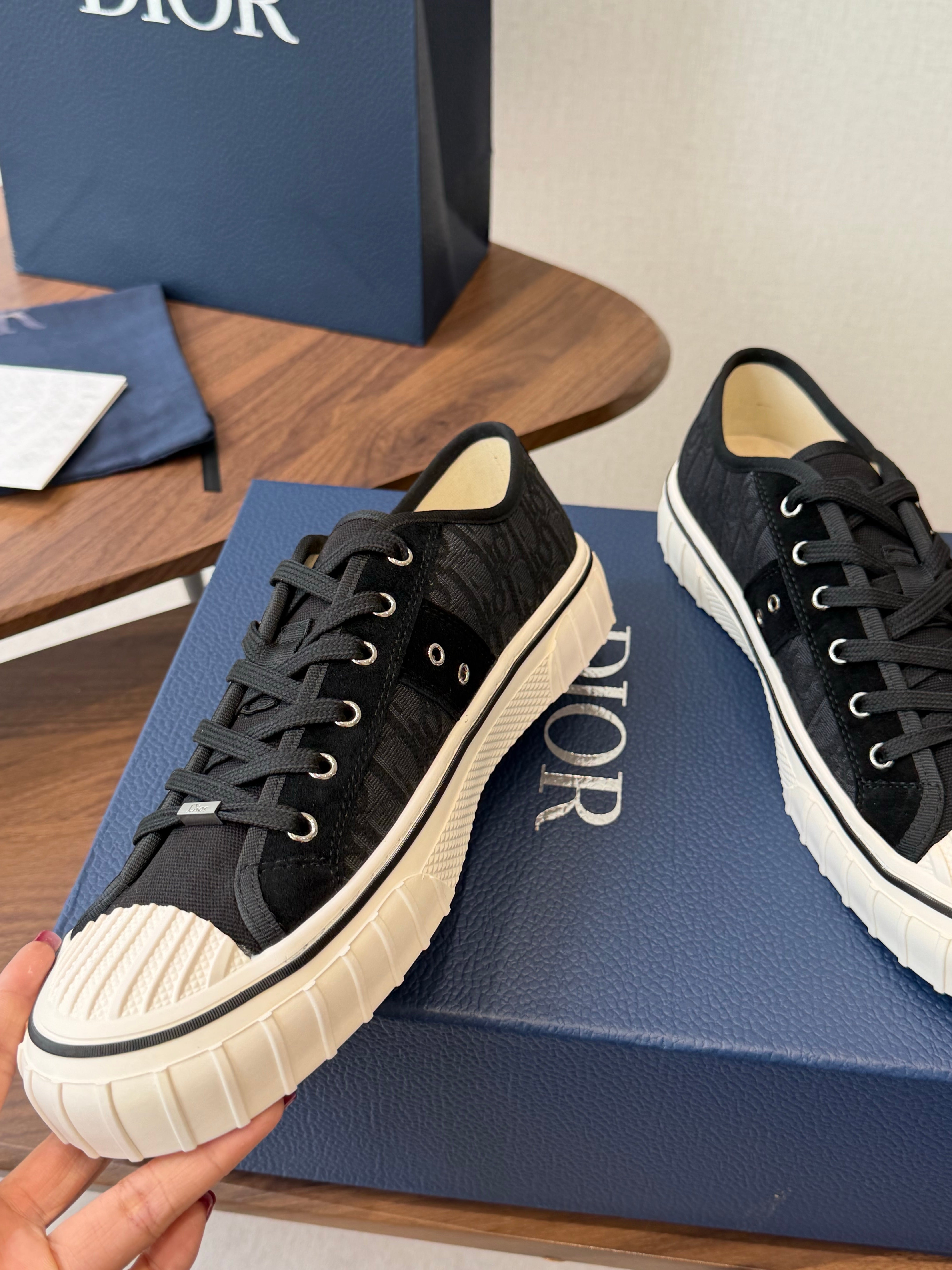 CD 26s Hooper Low-Top Sneaker Black Canvas 940265