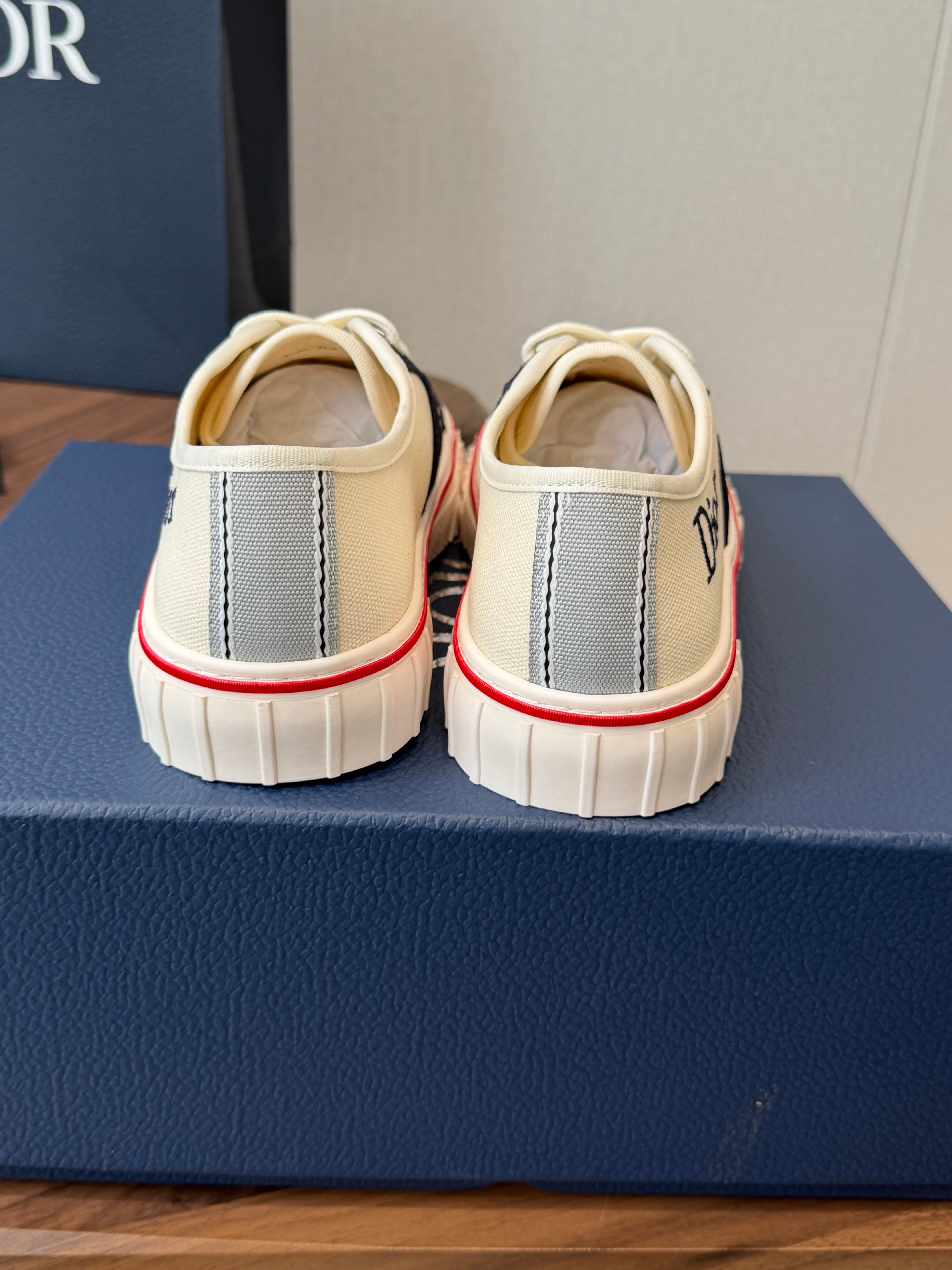 CD 26s Hooper Low-Top Sneaker White Black Canvas 940266