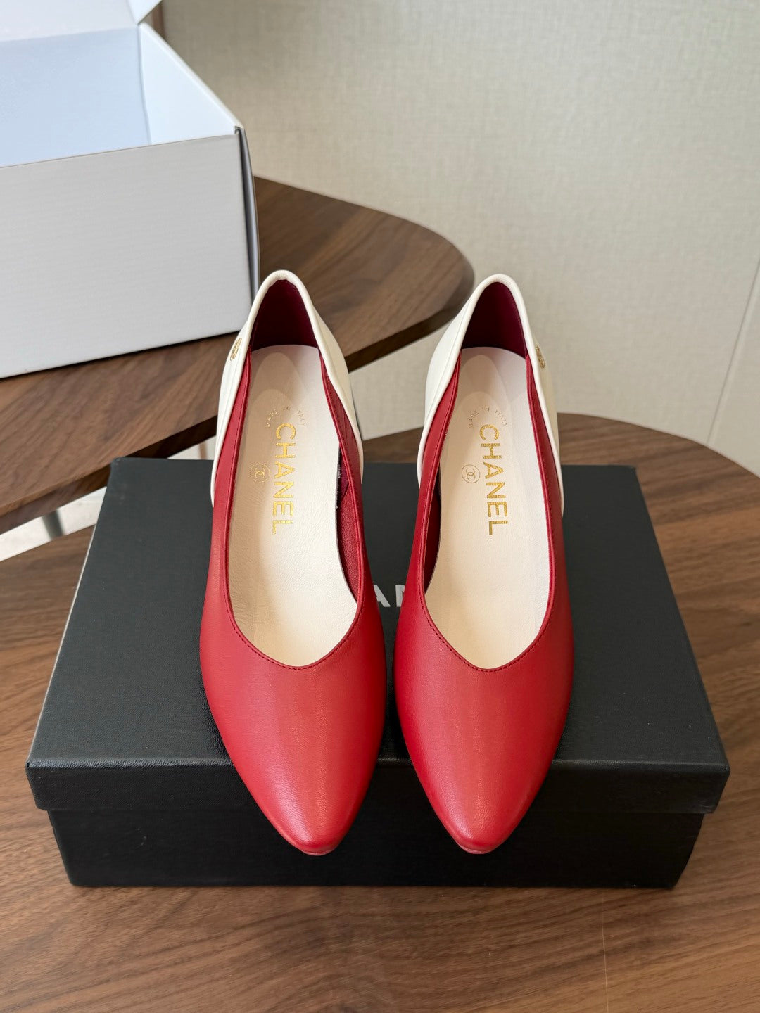 CC 26s Classic Pumps 8.5cm Red White Leather 150127