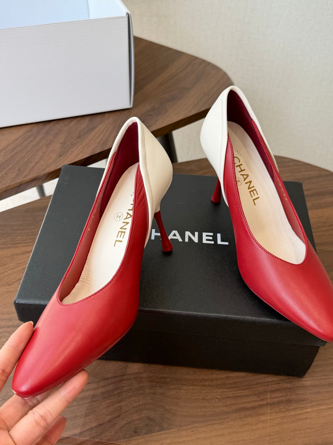 CC 26s Classic Pumps 8.5cm Red White Leather 150127