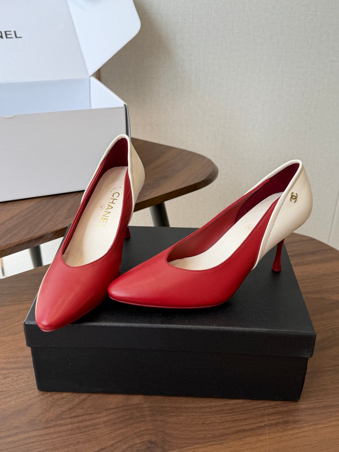 CC 26s Classic Pumps 8.5cm Red White Leather 150127