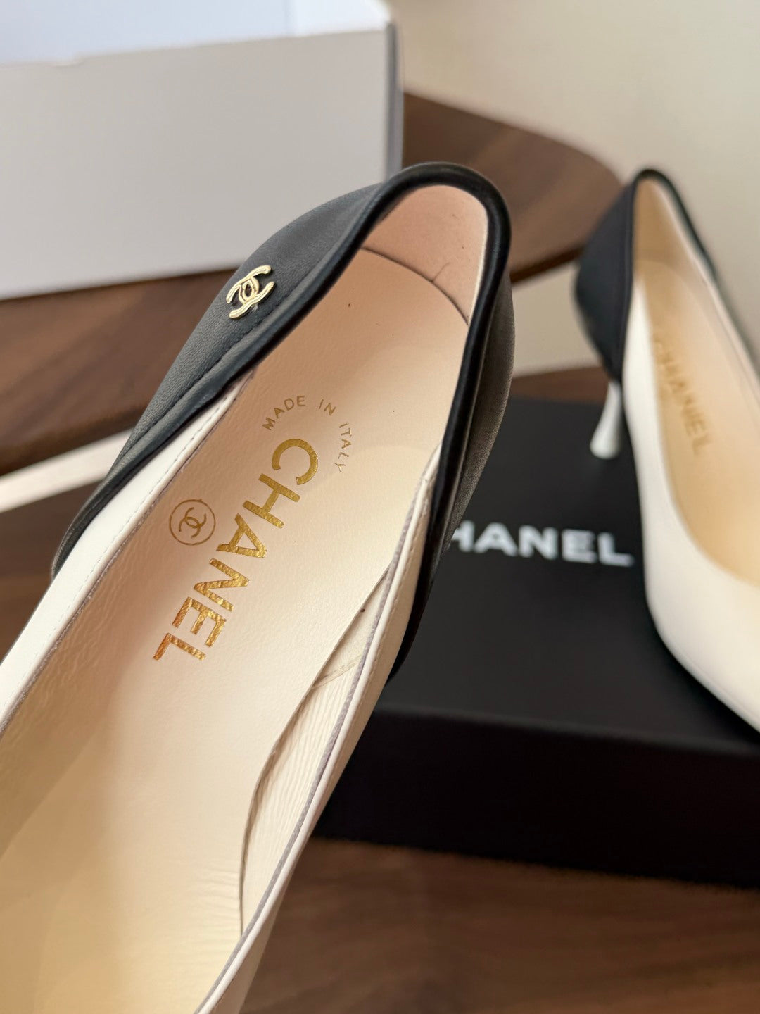 CC 26s Classic Pumps 8.5cm White Black Leather 150128