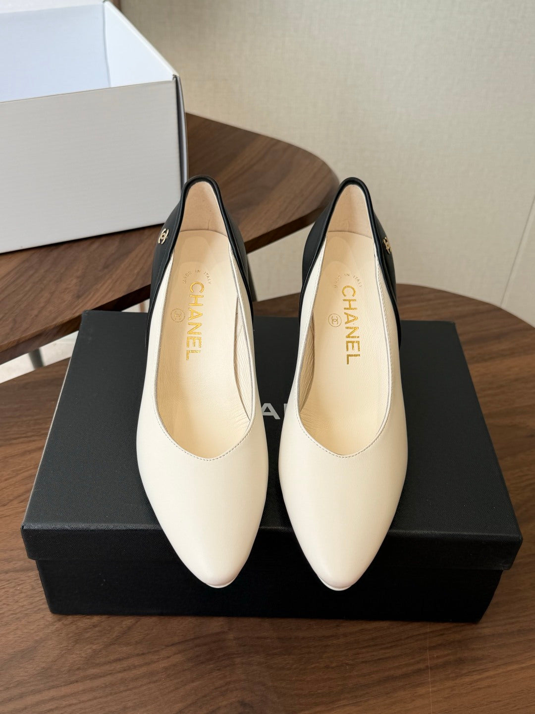 CC 26s Classic Pumps 8.5cm White Black Leather 150128