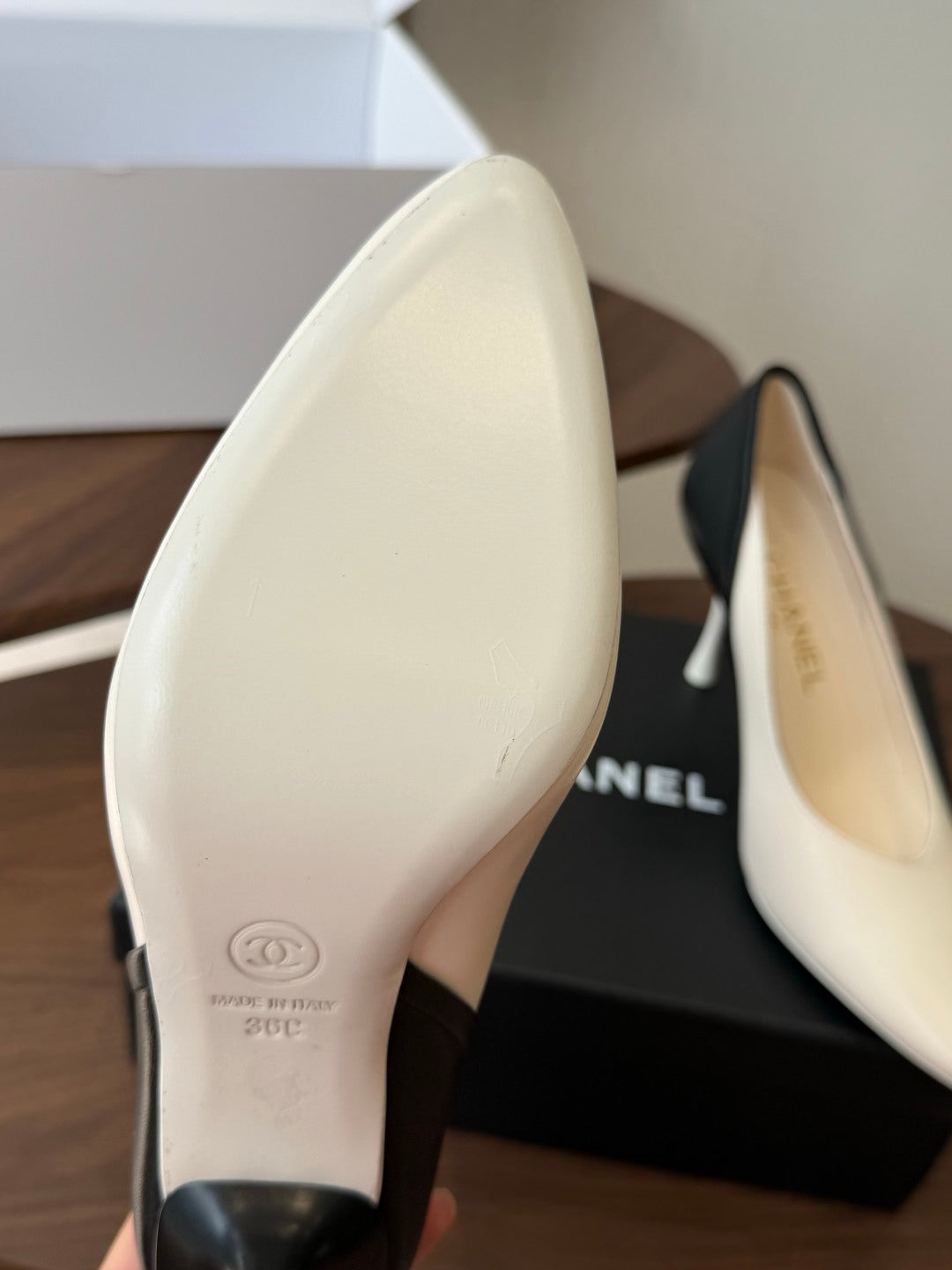 CC 26s Classic Pumps 8.5cm White Black Leather 150128