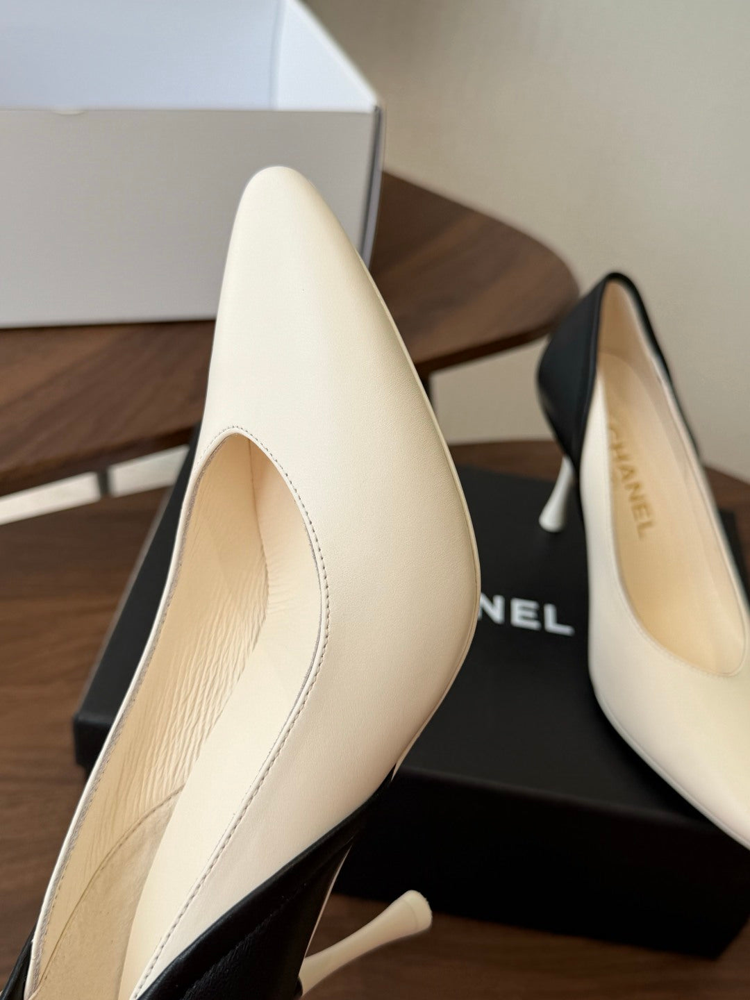 CC 26s Classic Pumps 8.5cm White Black Leather 150128