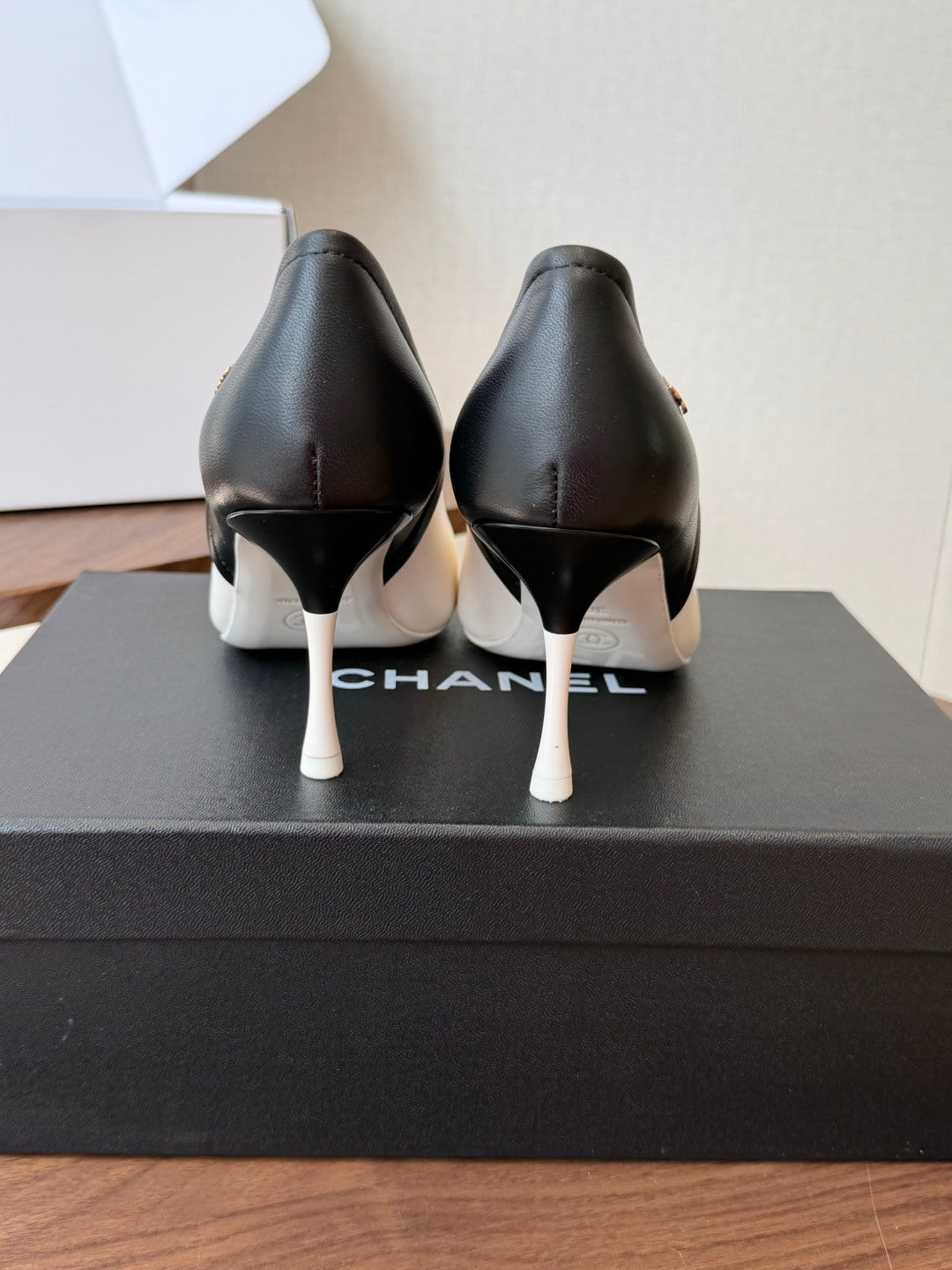 CC 26s Classic Pumps 8.5cm White Black Leather 150128