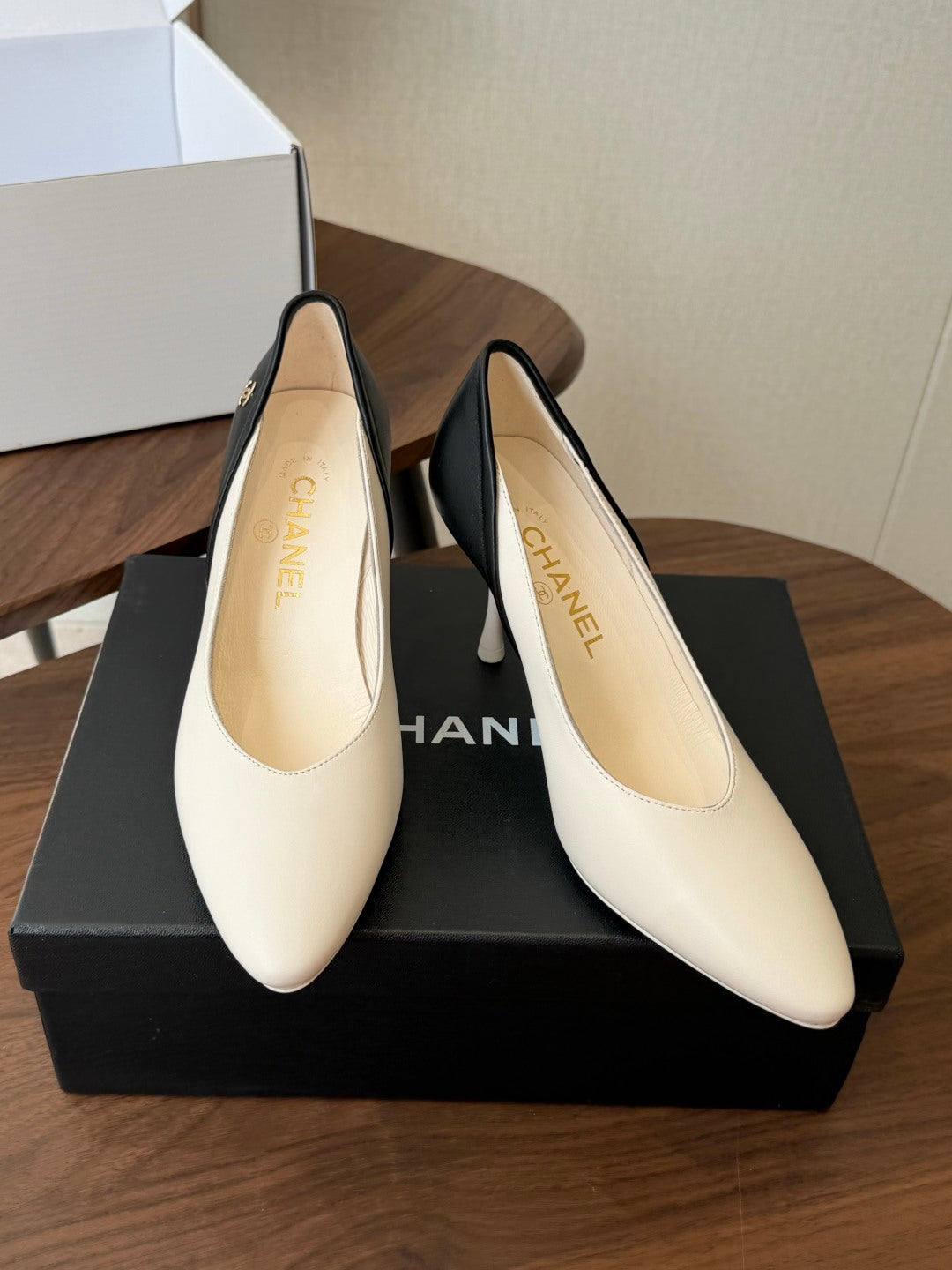 CC 26s Classic Pumps 8.5cm White Black Leather 150128