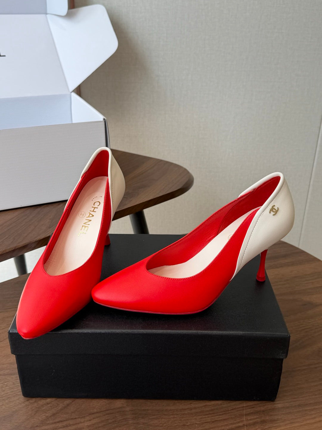 CC 26s Classic Pumps 8.5cm Red White Leather 150129