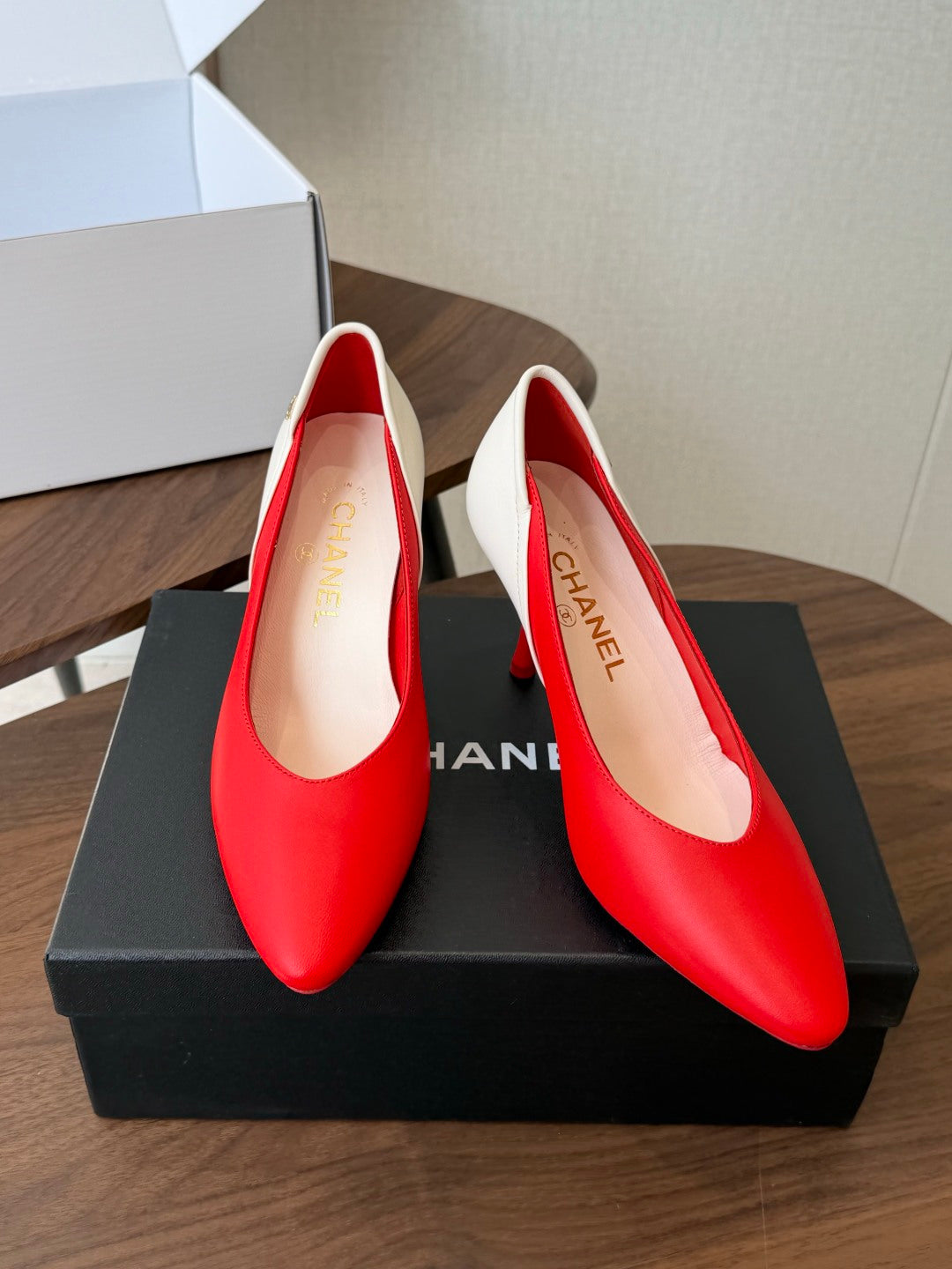 CC 26s Classic Pumps 8.5cm Red White Leather 150129