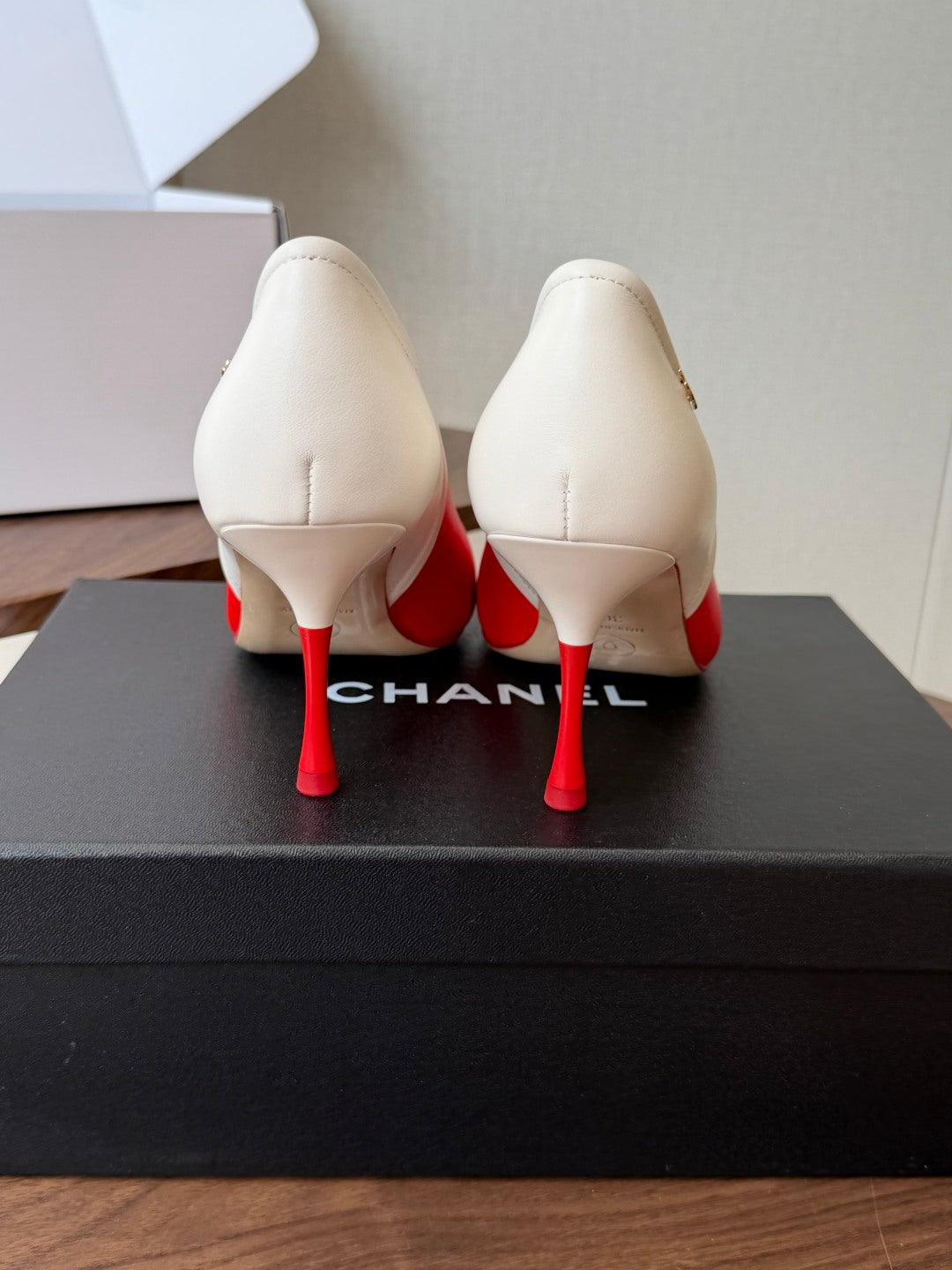 CC 26s Classic Pumps 8.5cm Red White Leather 150129
