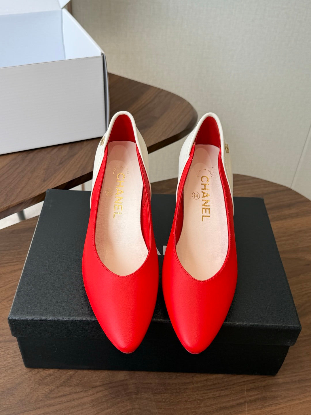 CC 26s Classic Pumps 8.5cm Red White Leather 150129
