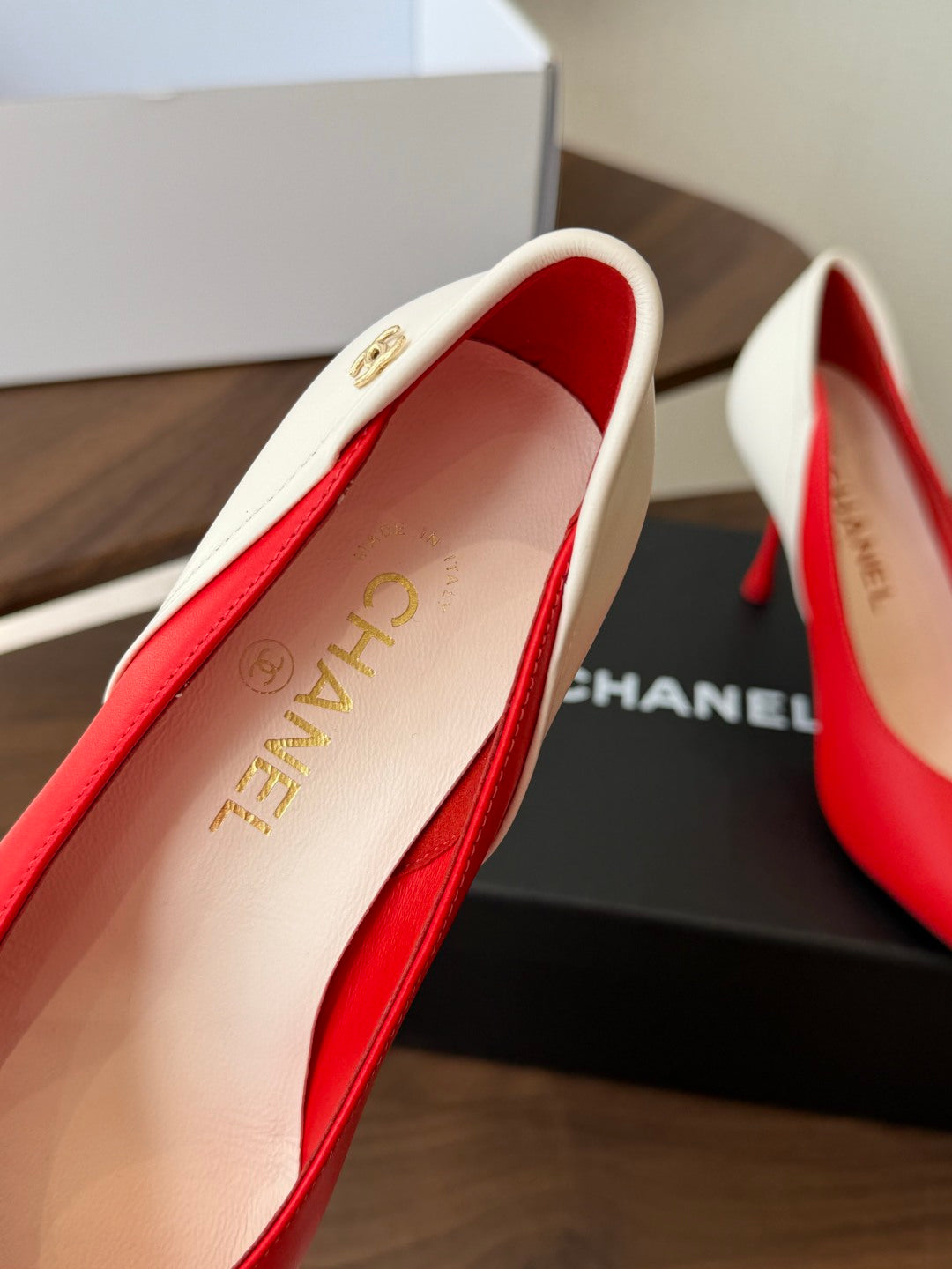 CC 26s Classic Pumps 8.5cm Red White Leather 150129