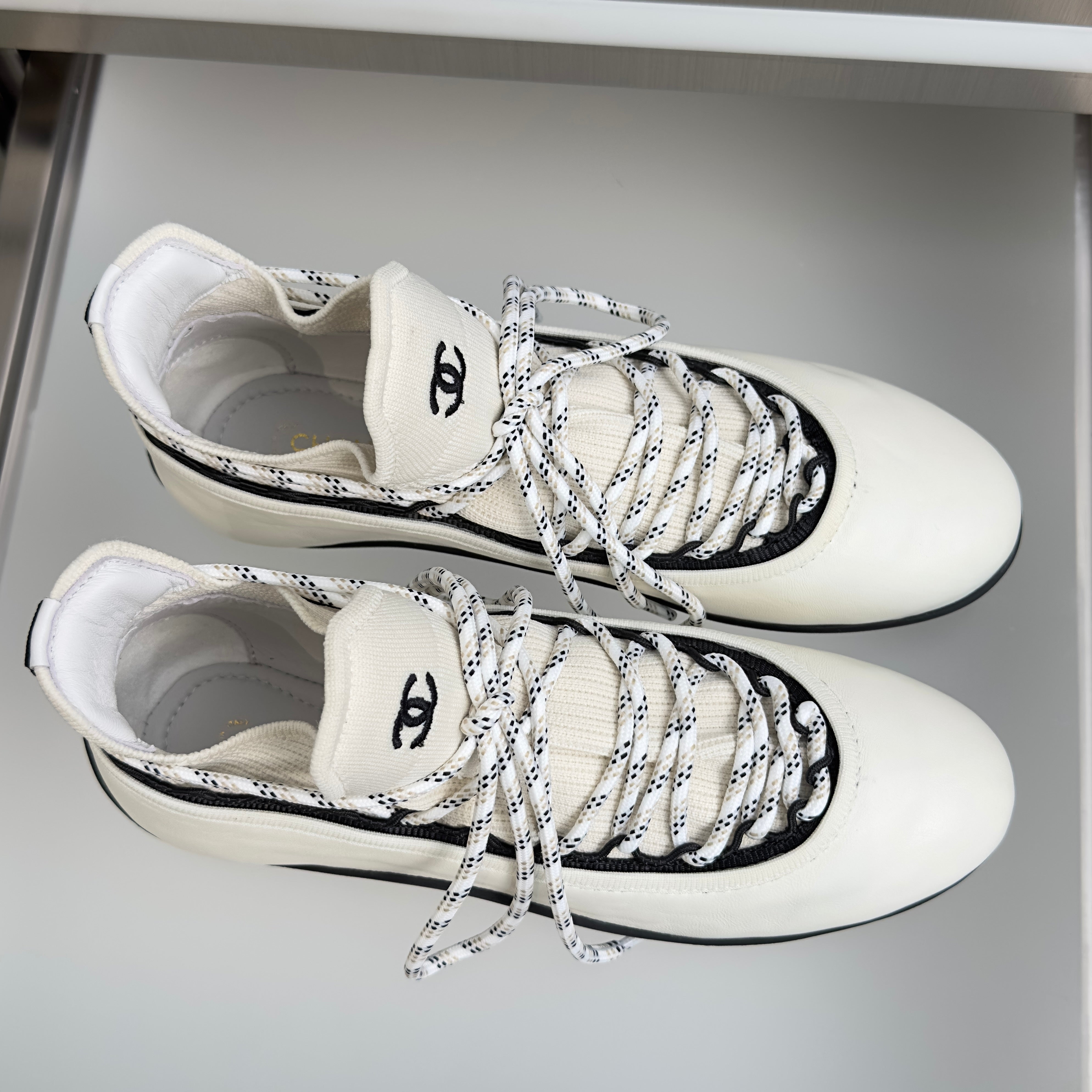 CC 26s Métiers d’art 2026 Sneakers White Sheepskin Fibers 869407