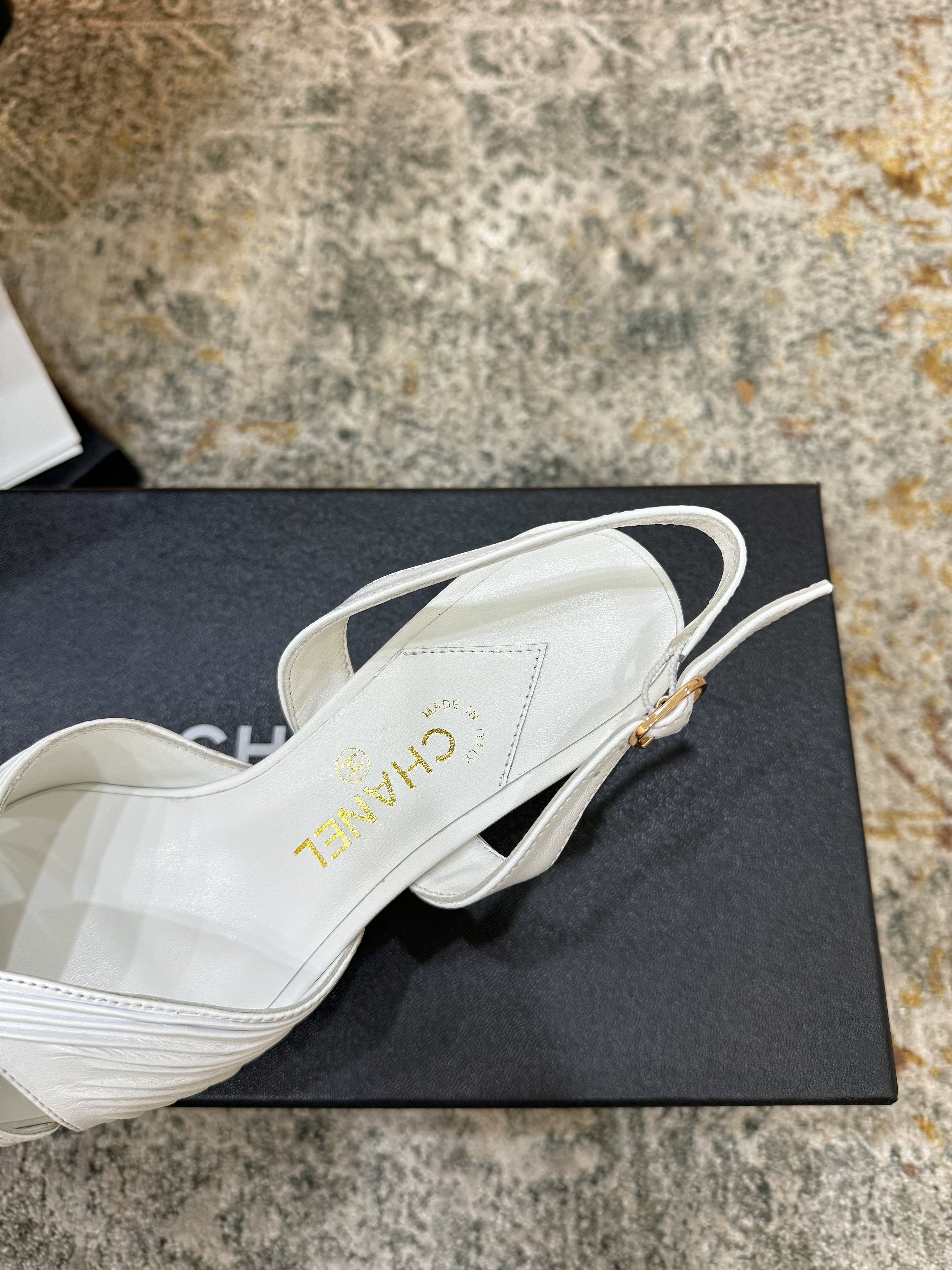 CC 26 𝑭𝑾 Pointed Toe Back Strap Slingback 6.5cm White Sheepskin 892576