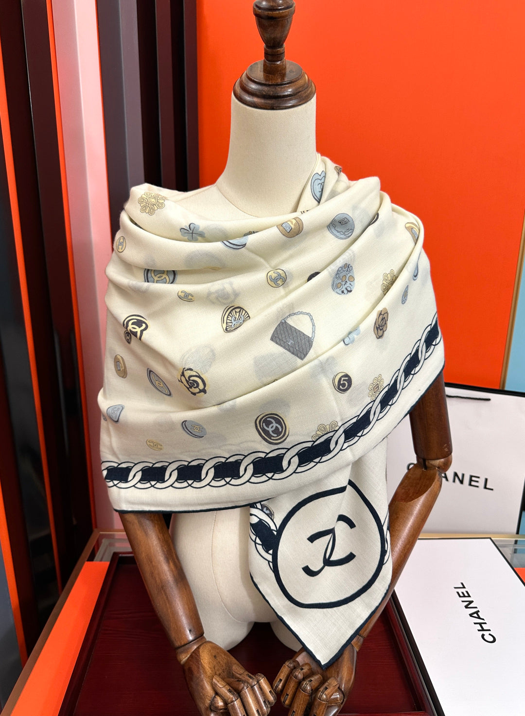 CC 26s Scarf 140 In Cashmere And Silk 445084