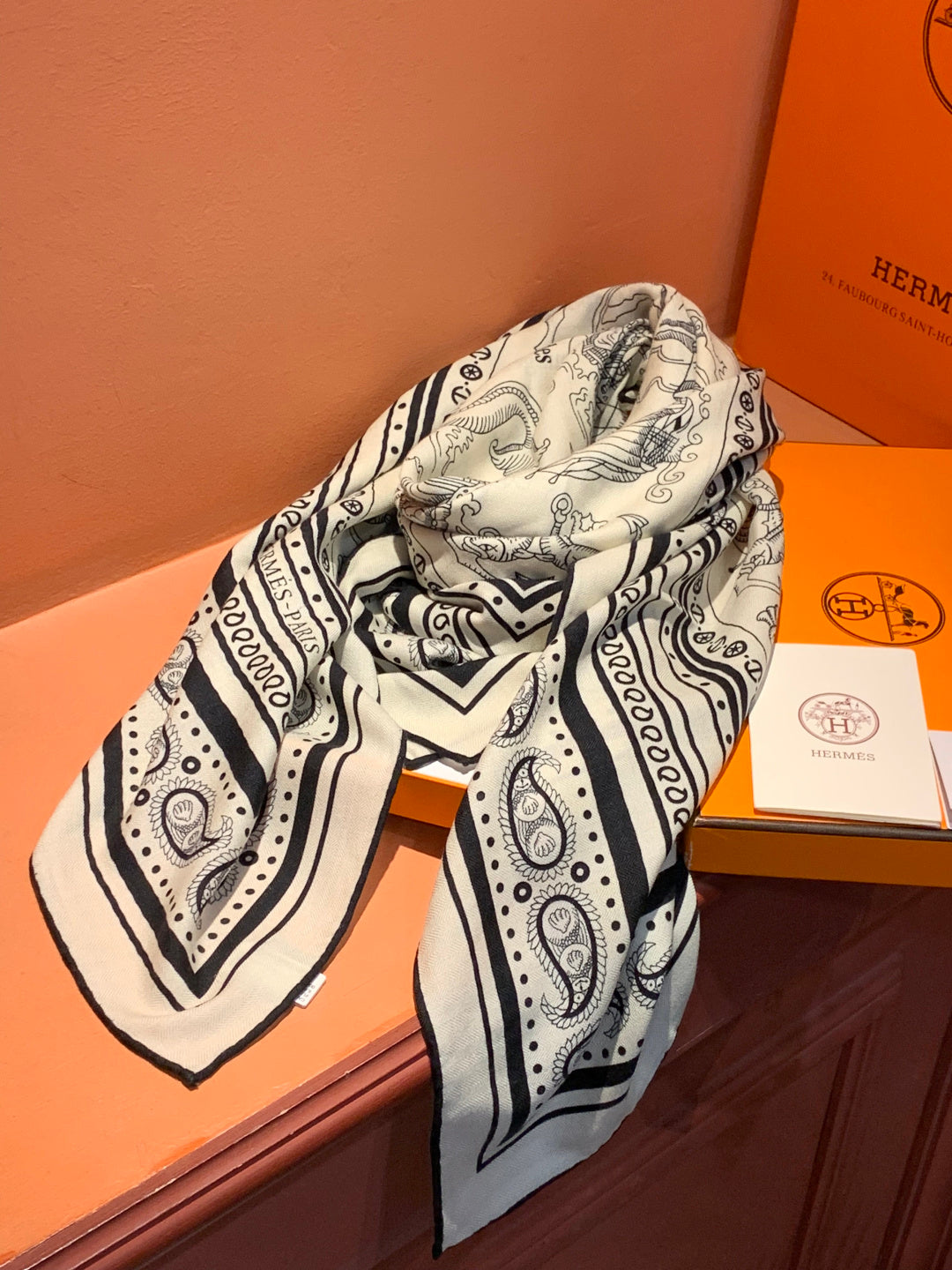 HM 26s Double-sided Scarf 140cm Black White Silk Cashmere 153144