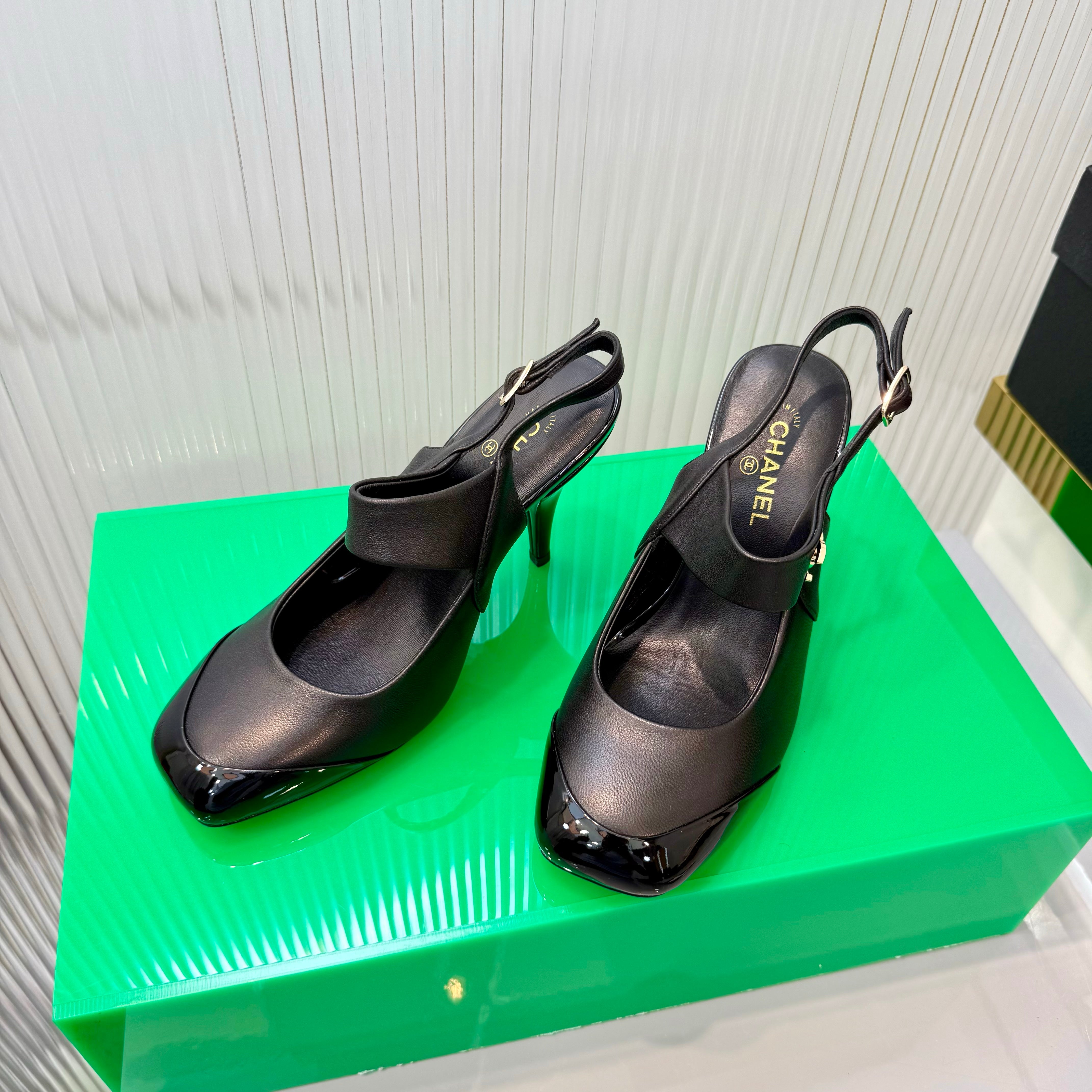 CC 26s Slingback 8.5cm Black Lambskin Patent Leather 924361