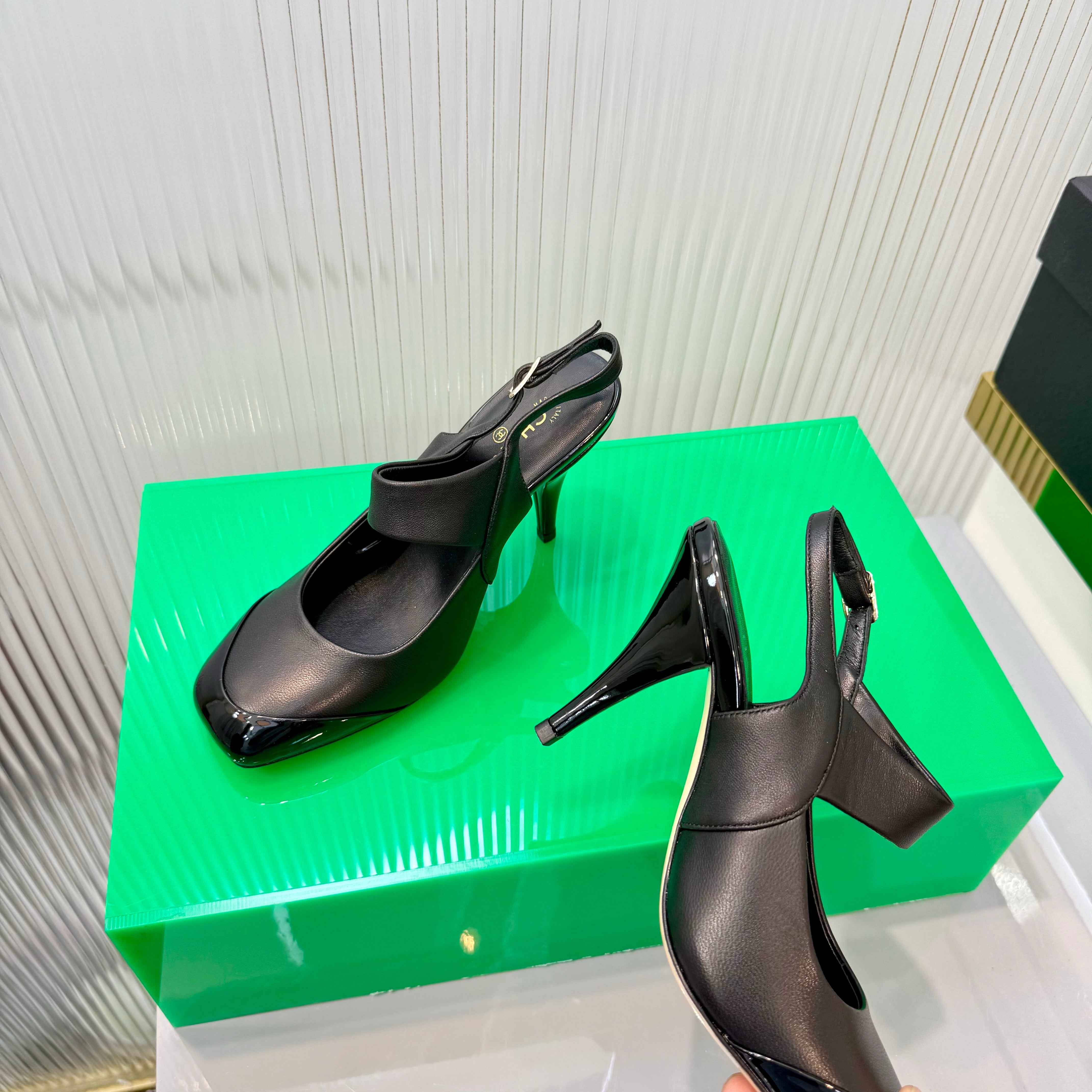CC 26s Slingback 8.5cm Black Lambskin Patent Leather 924361