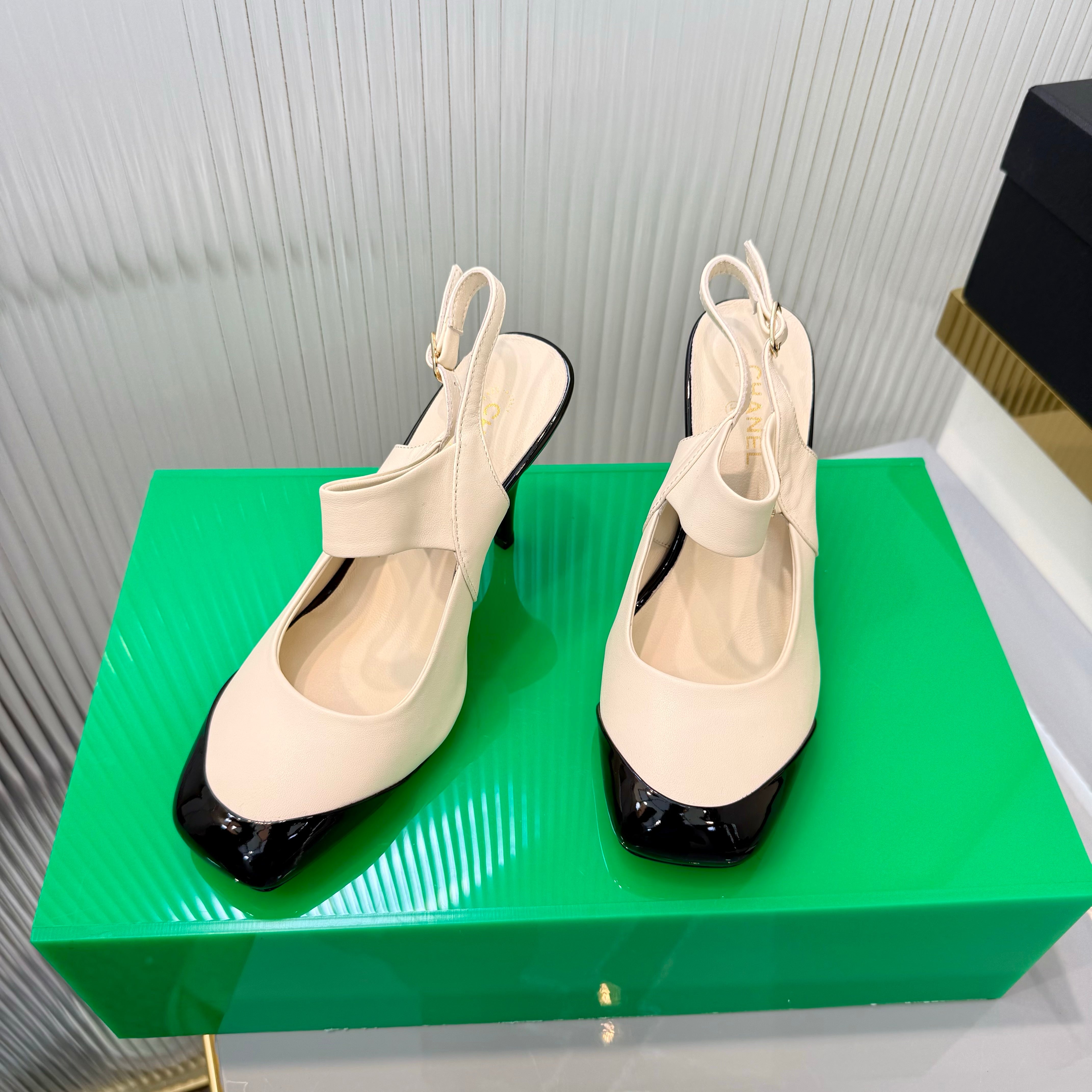 CC 26s Slingback 8.5cm Black Cream Lambskin Patent Leather 924363