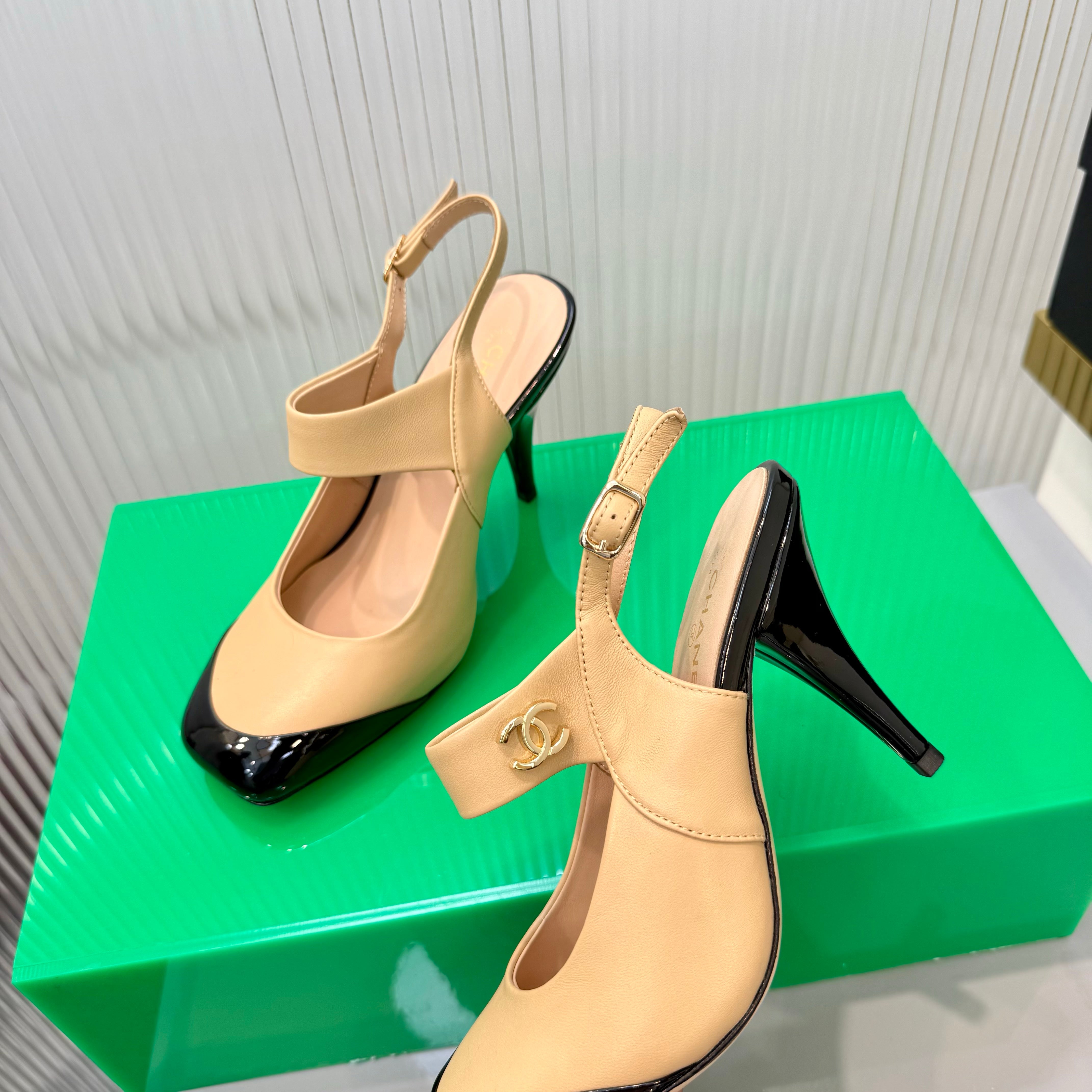 CC 26s Slingback 8.5cm Black Beige Lambskin Patent Leather 924364