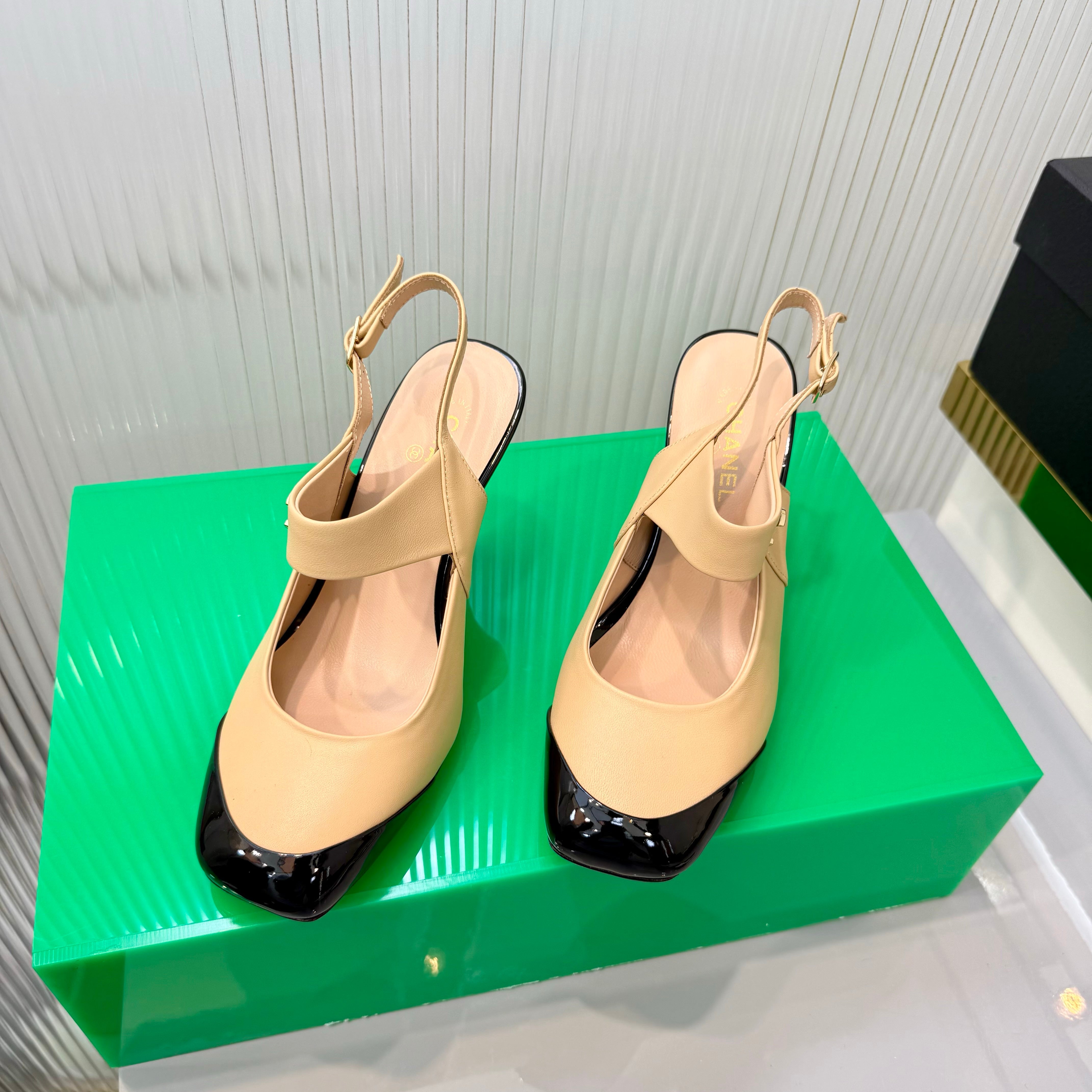 CC 26s Slingback 8.5cm Black Beige Lambskin Patent Leather 924364