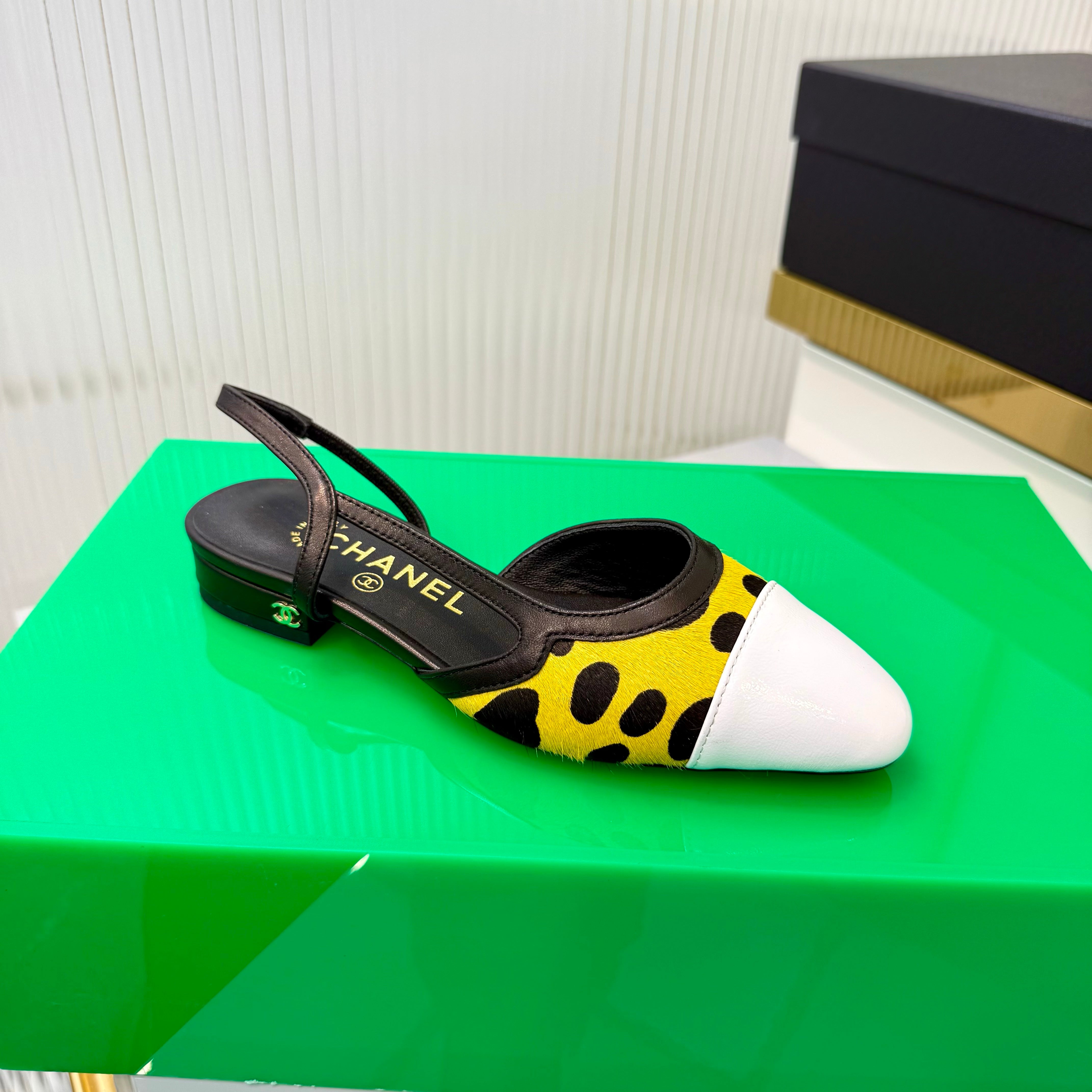 CC Slingback Flat White Yellow Leopard-Print Leather 923832