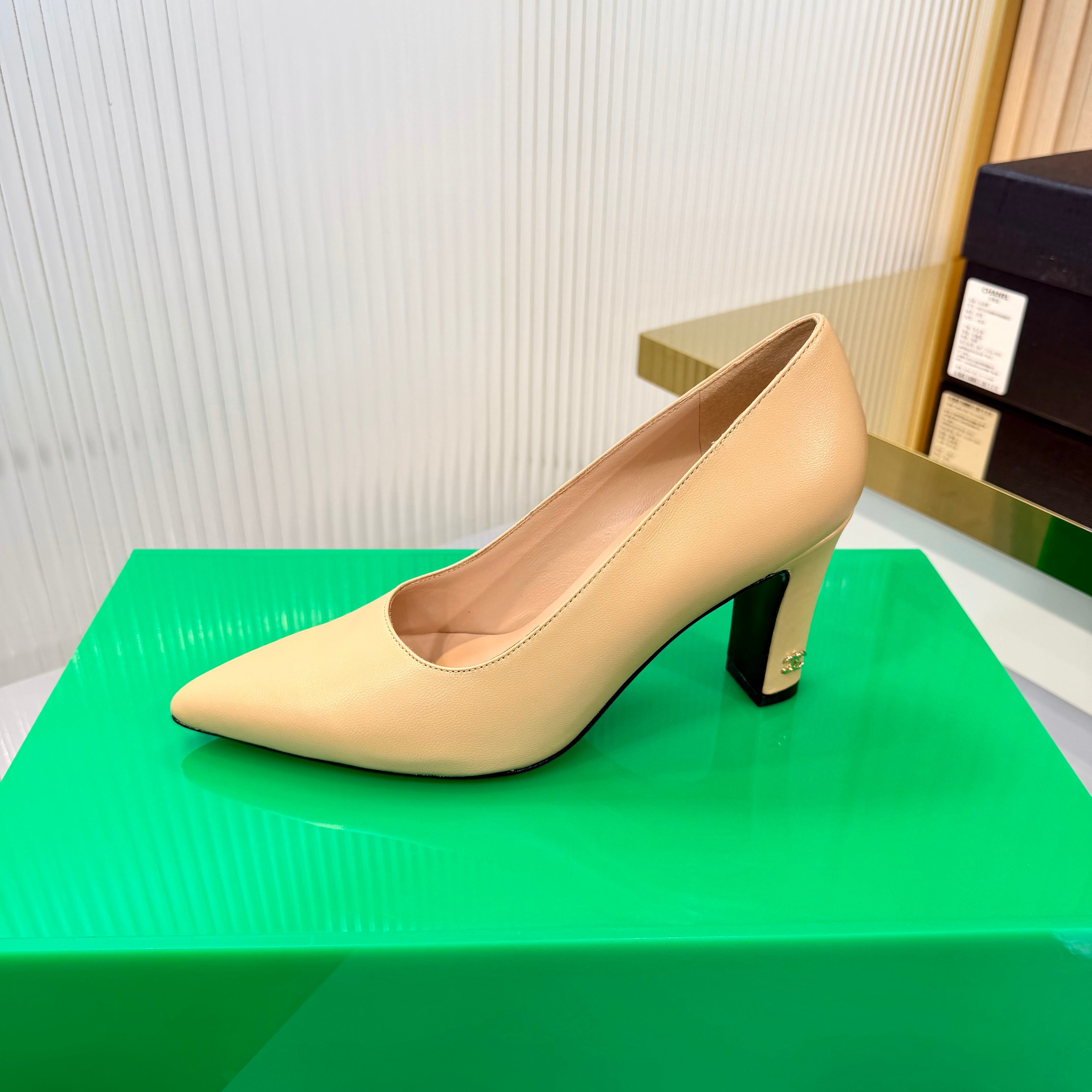 CC 26s Pumps 8.5cm Beige Lambskin 924311