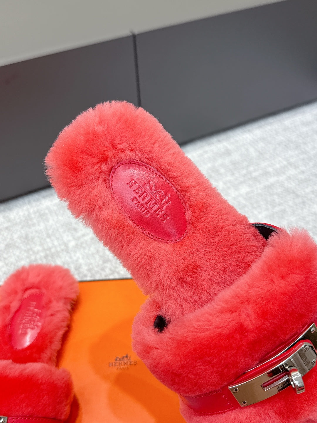 HM 25s Slipper with Buckle Red Fur 462200
