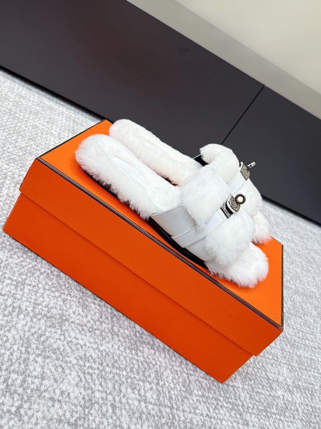 HM 25s Slipper with Buckle White Fur 462202