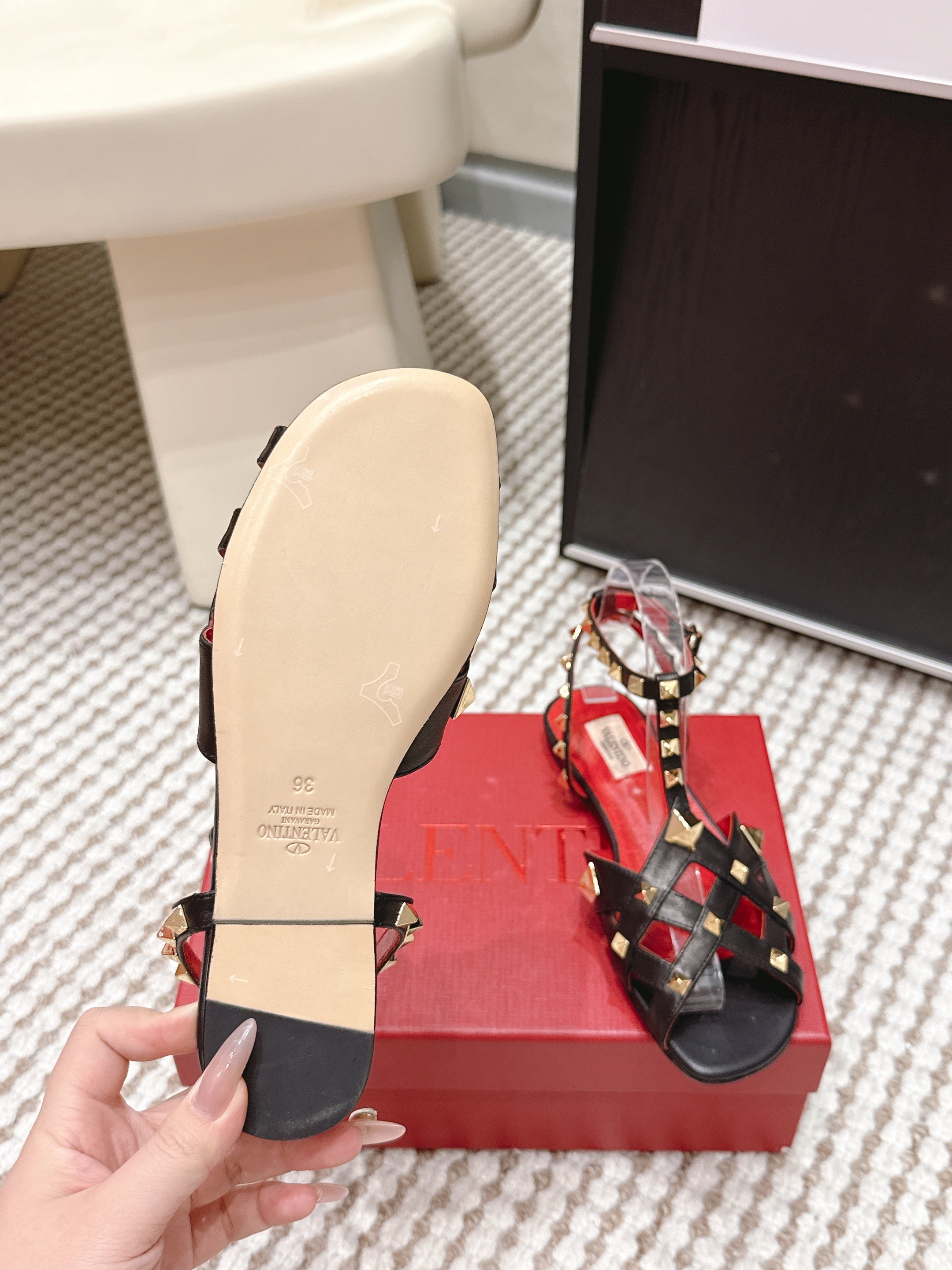 VT Studdy Leather Sandals Black Sheepskin 659265