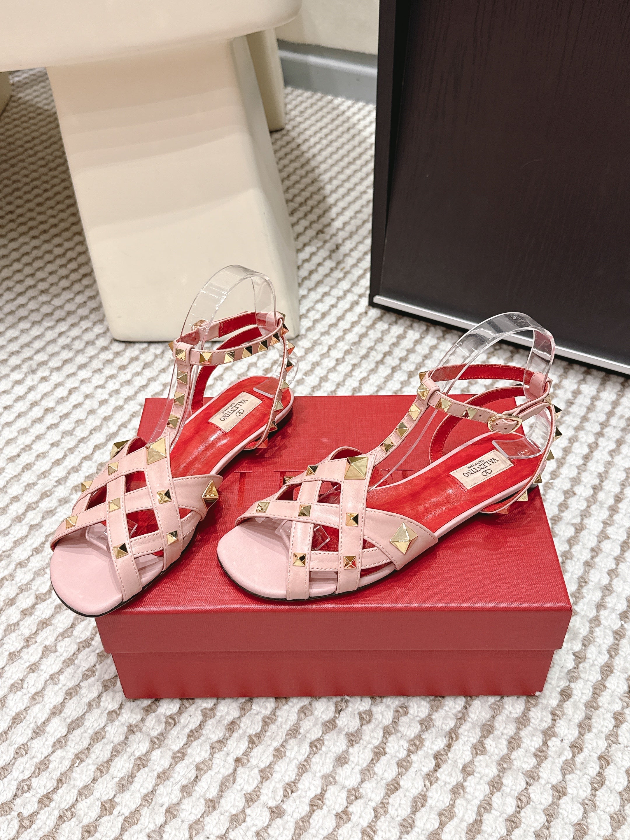 VT Studdy Leather Sandals Light Pink Sheepskin 659266