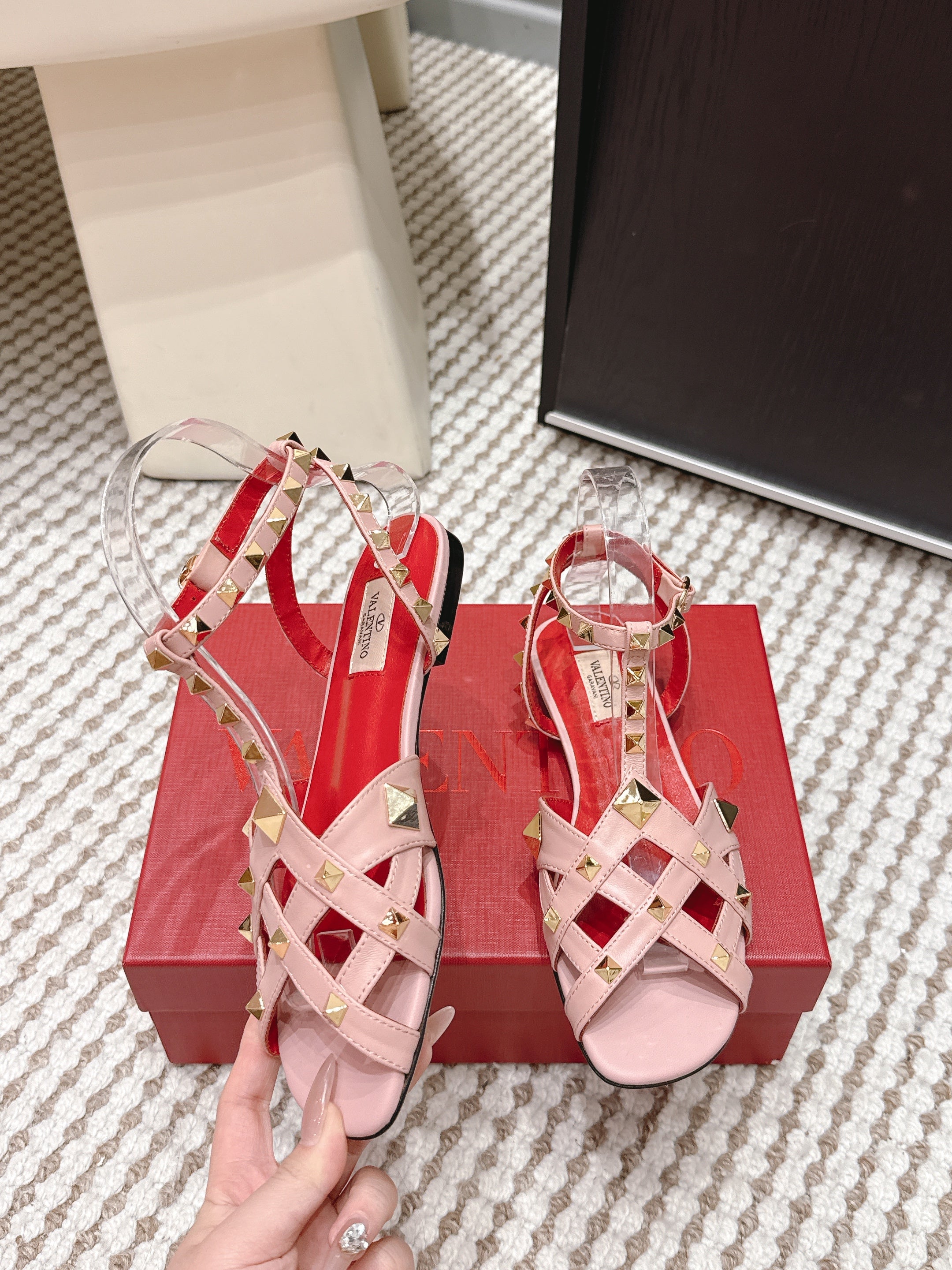 VT Studdy Leather Sandals Light Pink Sheepskin 659266