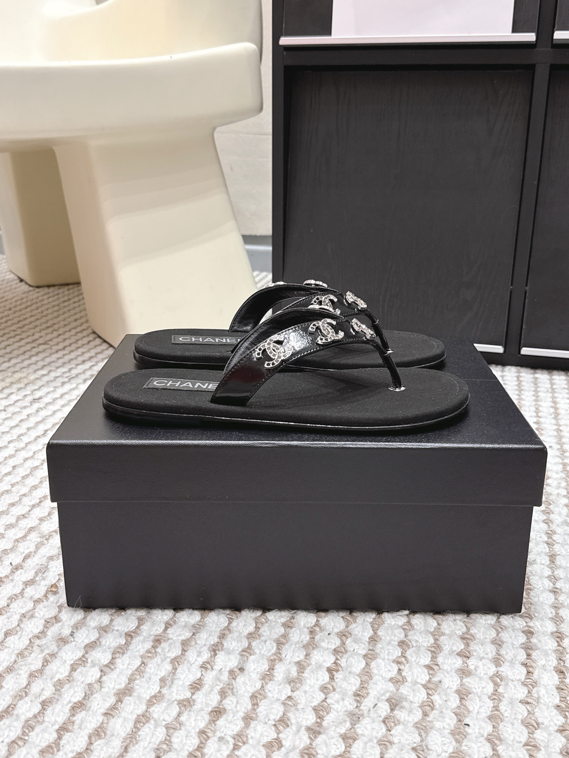 CC 26s Flip-Flop Black Sheepskin 632357