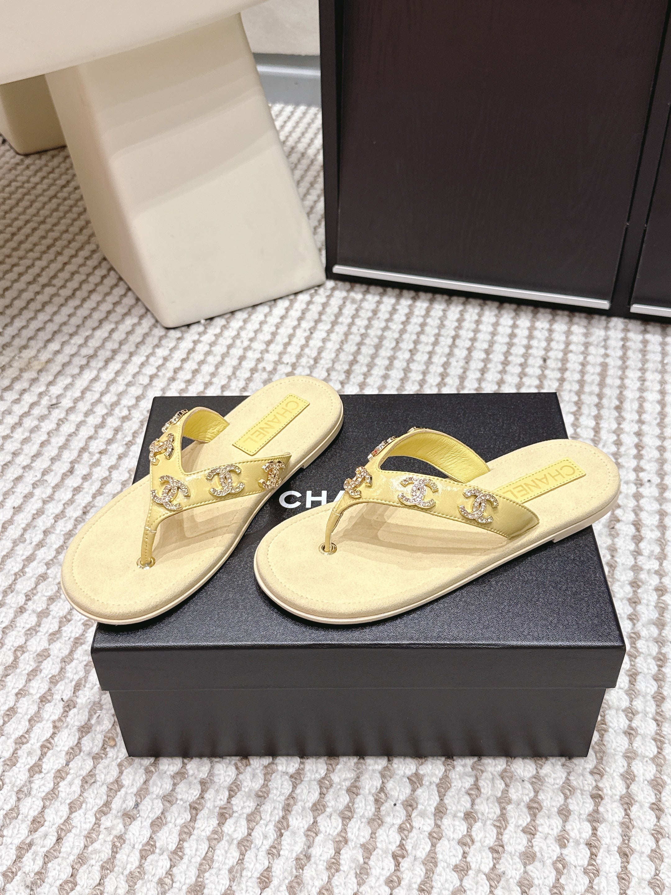 CC 26s Flip-Flop Light Yellow Sheepskin 632360