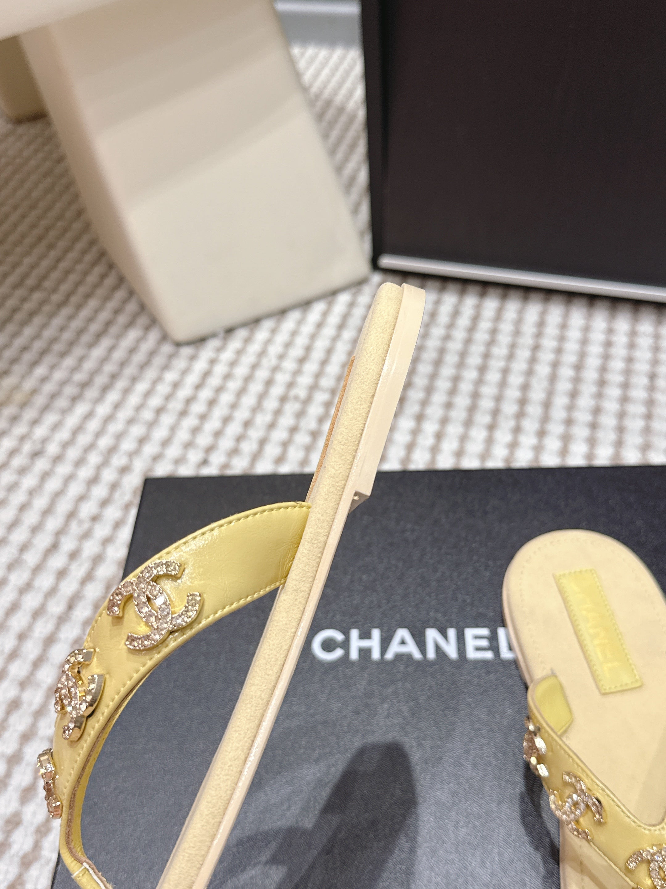 CC 26s Flip-Flop Light Yellow Sheepskin 632360