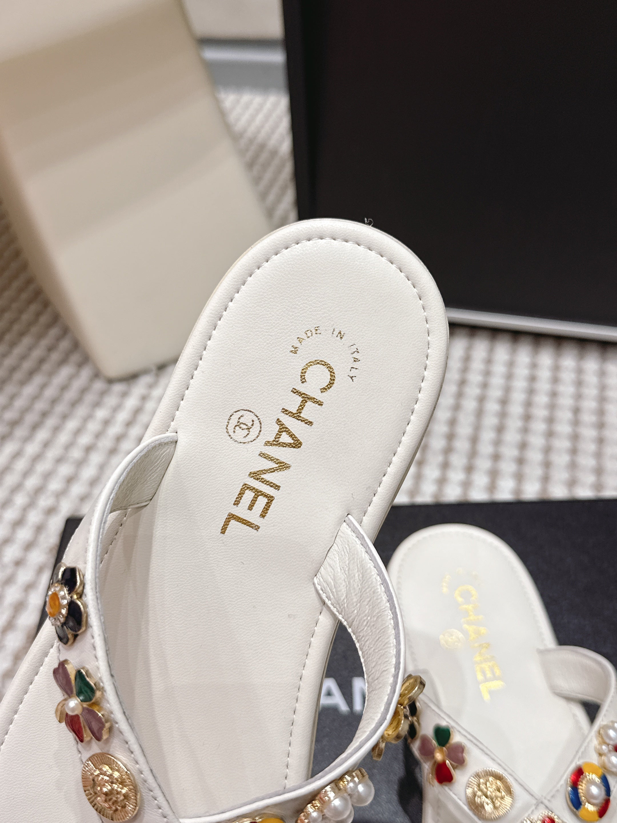 CC 26s Flip-Flop White Sheepskin 632363