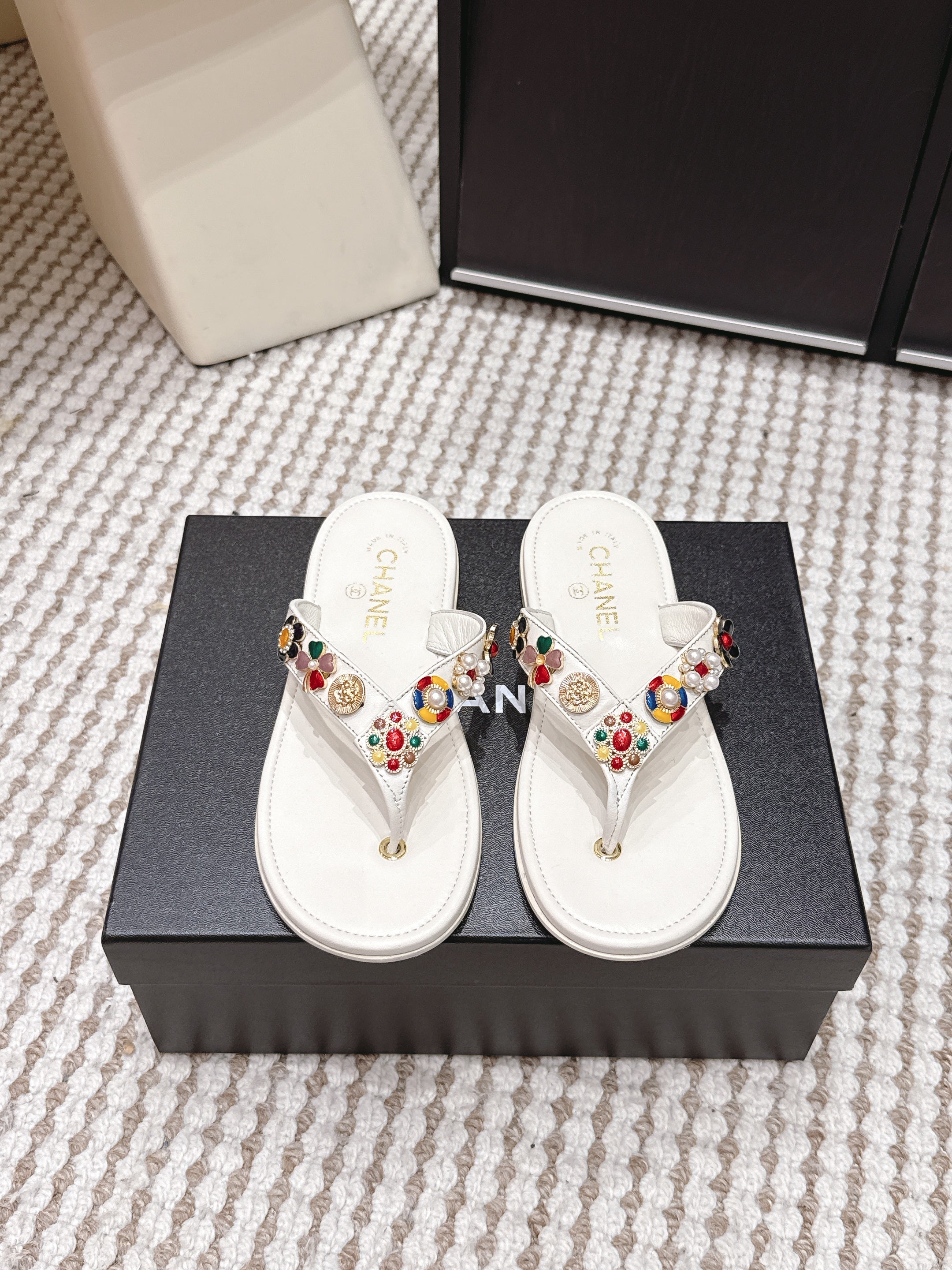 CC 26s Flip-Flop White Sheepskin 632363