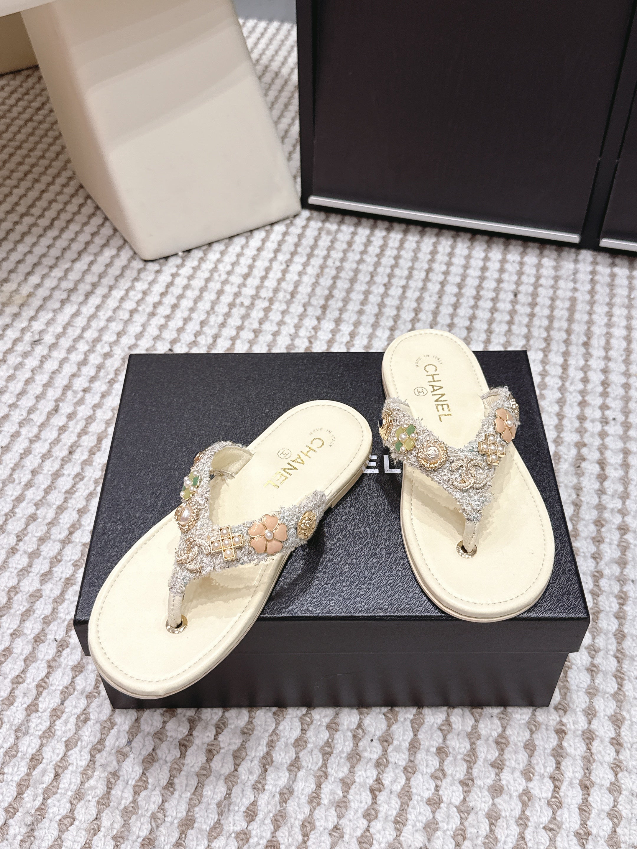 CC 26s Flip-Flop Beige With Multicolor Tweed Sheepskin 632365