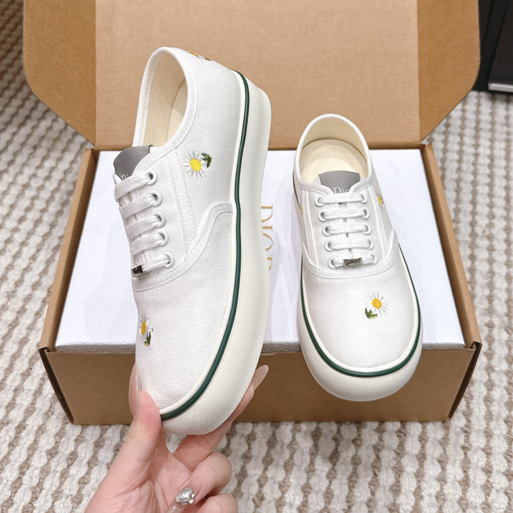 CD Saltwind Sneakers White Chrysanthemum Embroidery Canvas 632437