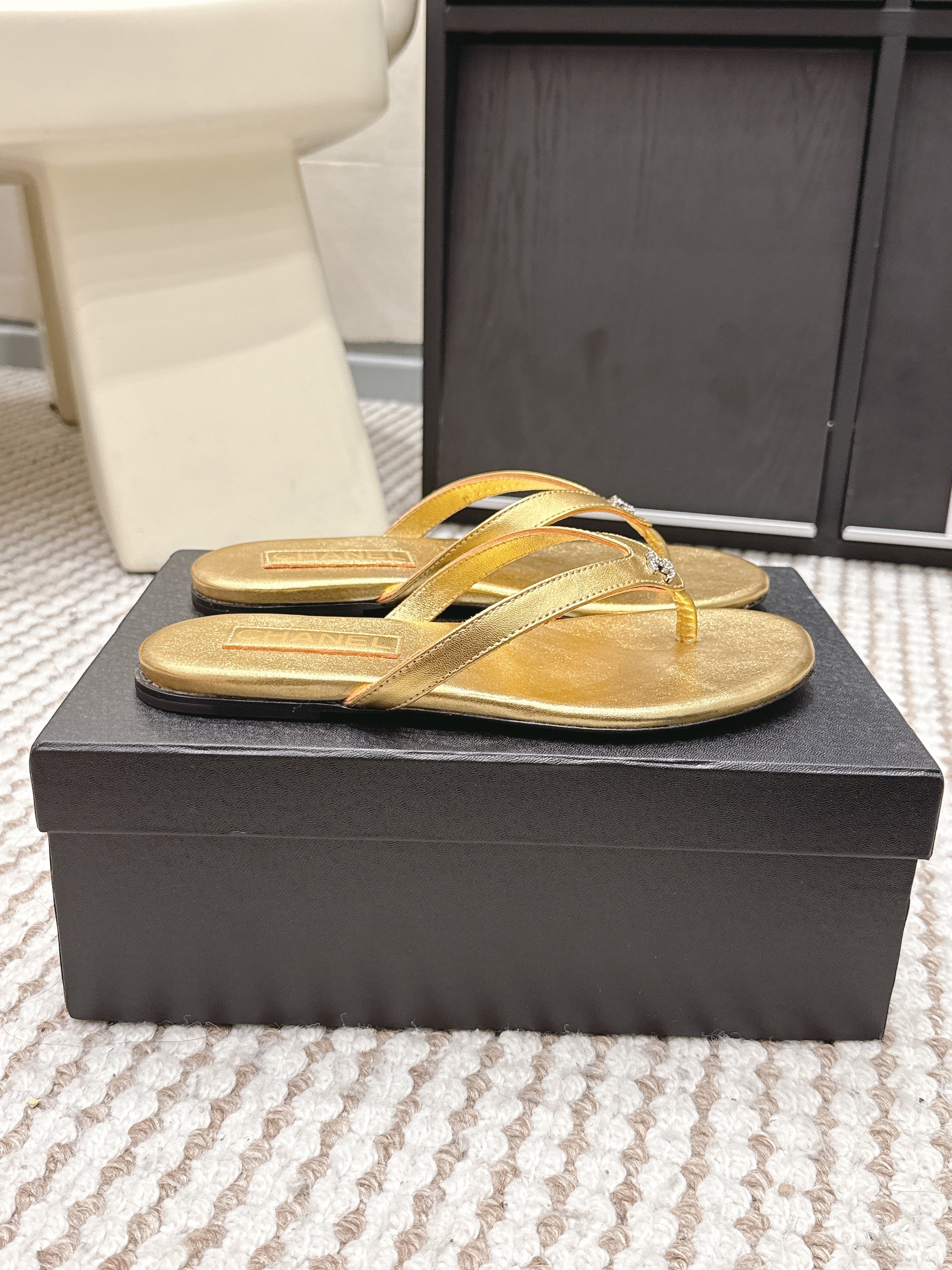 CC 26ss Flip-Flops Gold Metalic Sheepskin 653600