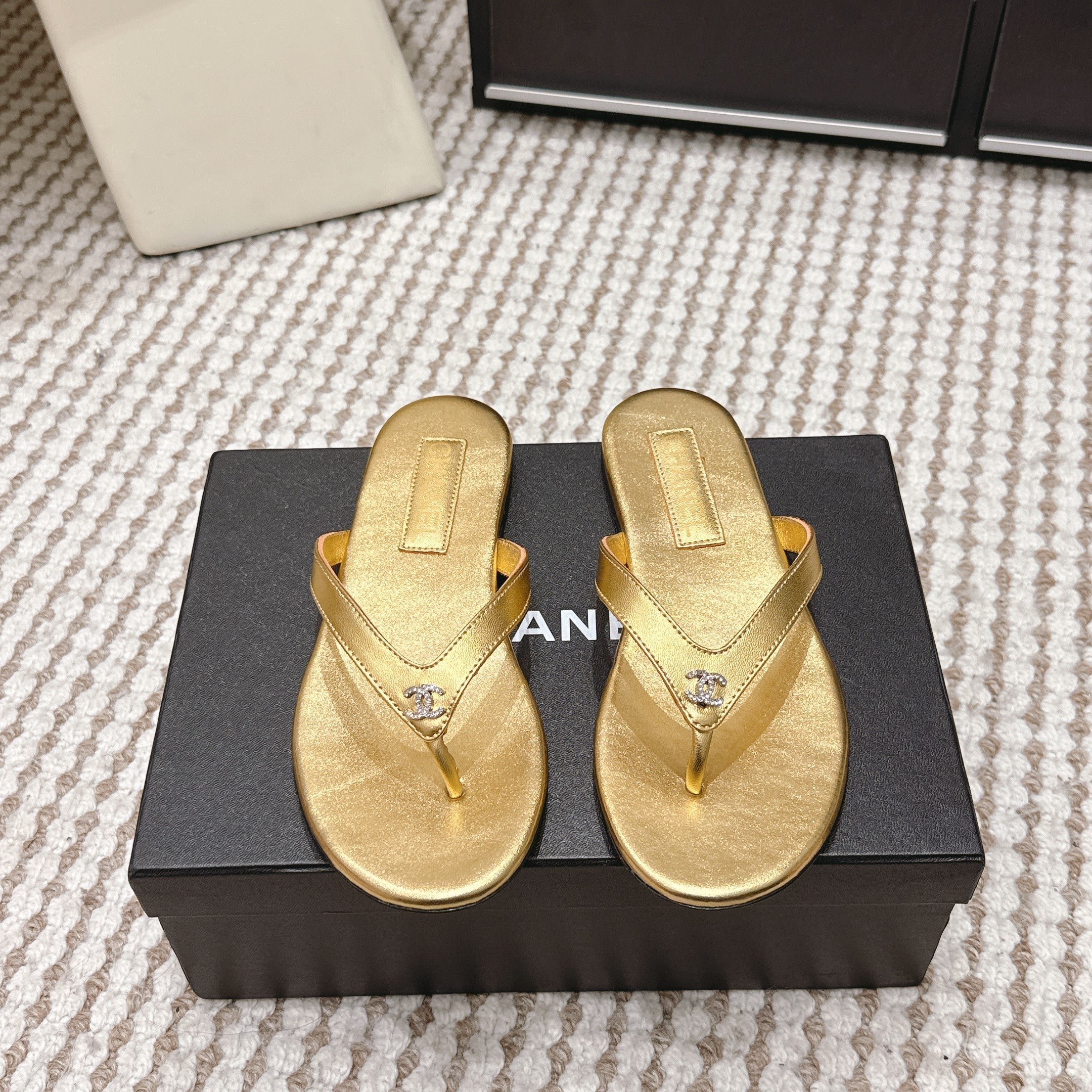 CC 26ss Flip-Flops Gold Metalic Sheepskin 653600
