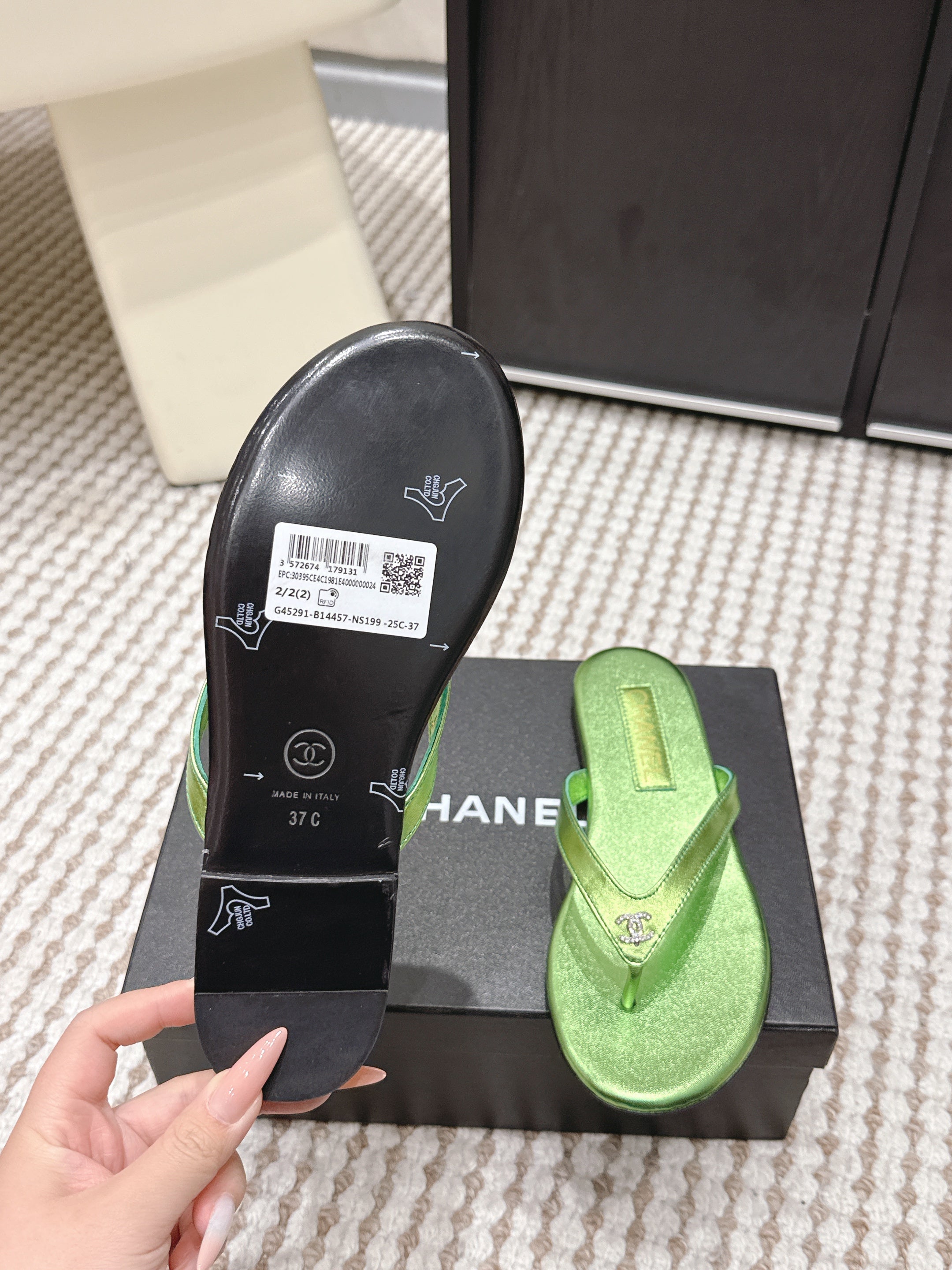 CC 26ss Flip-Flops Green Metalic Sheepskin 653602