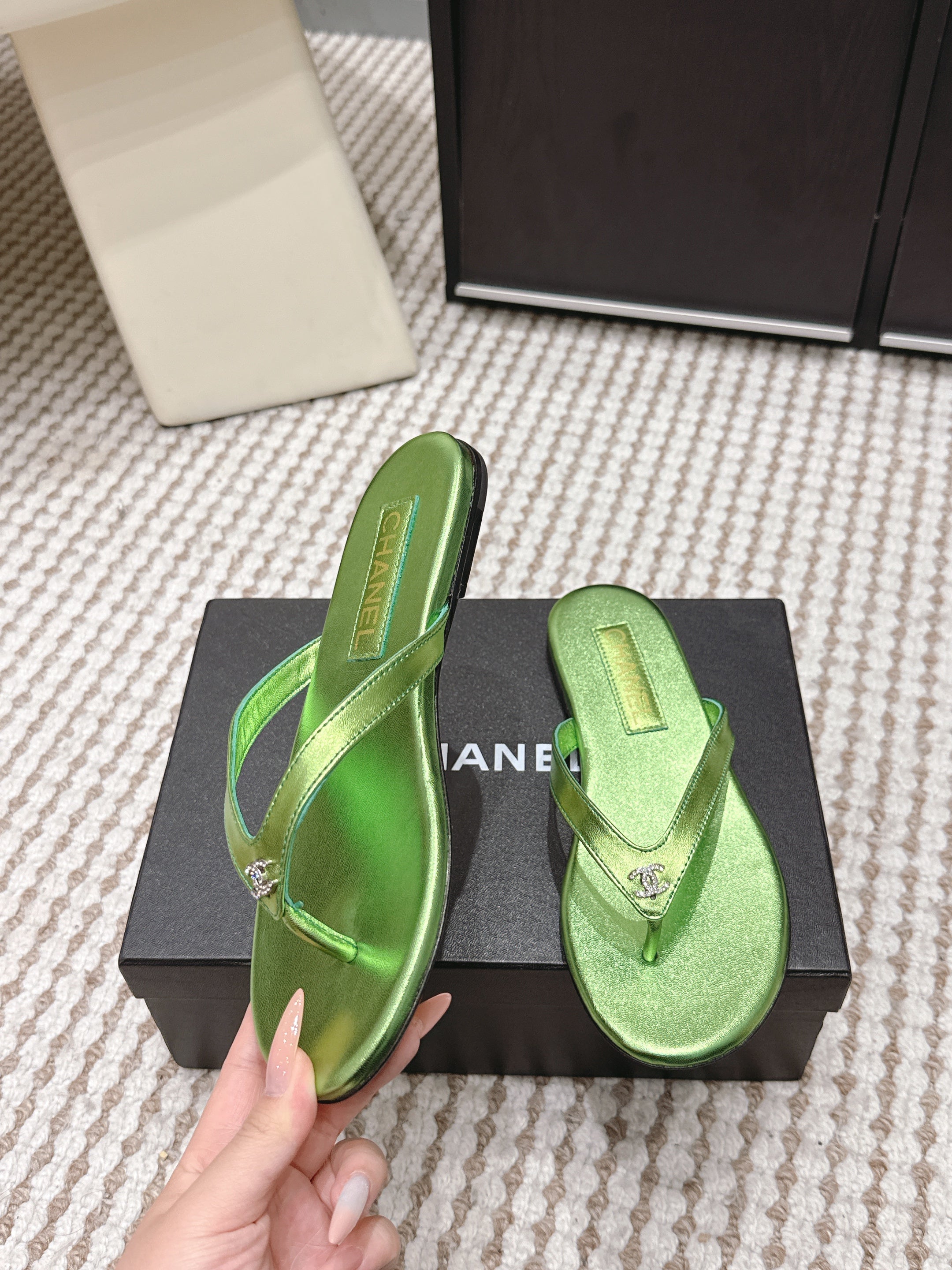 CC 26ss Flip-Flops Green Metalic Sheepskin 653602