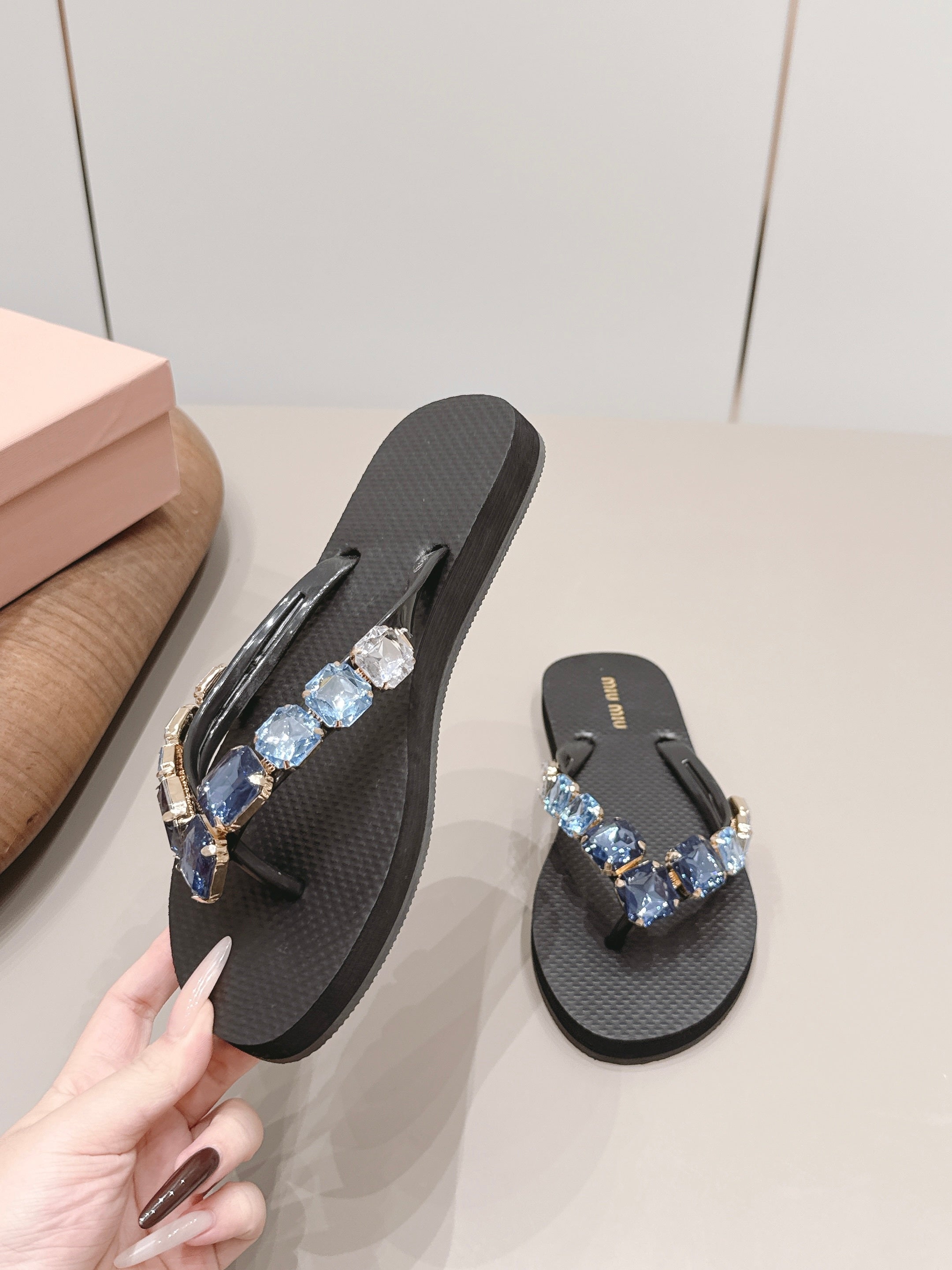 Miu 26s Flip-Flop Sandals Black Foam 905271