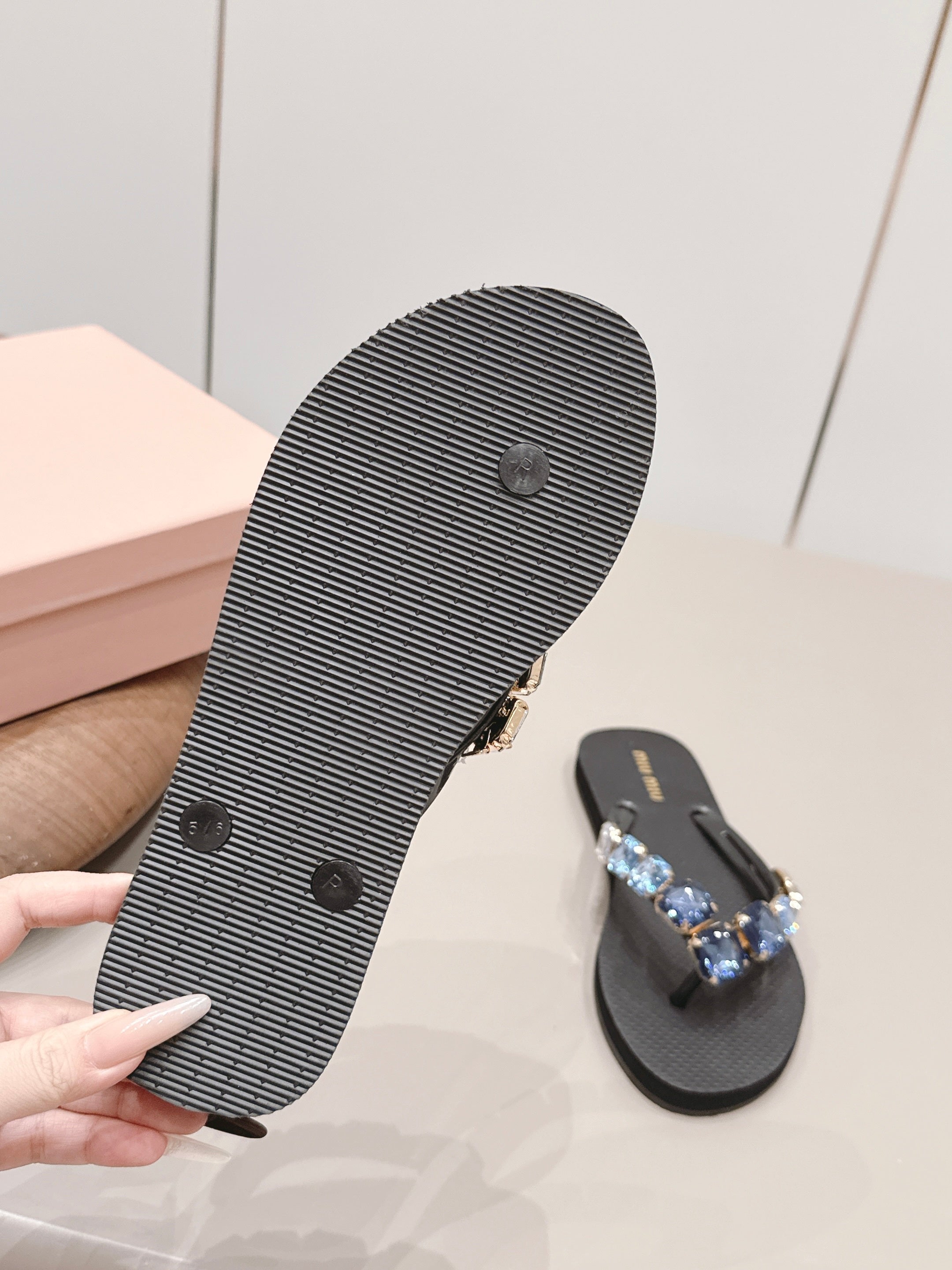 Miu 26s Flip-Flop Sandals Black Foam 905271