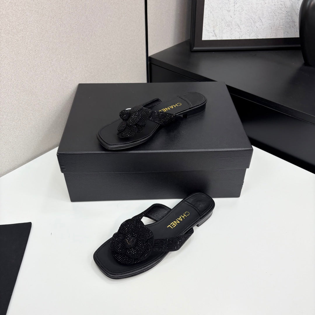 CC 25 Camellia Thong Sandals Black Stone Grain And Sheepskin 368834