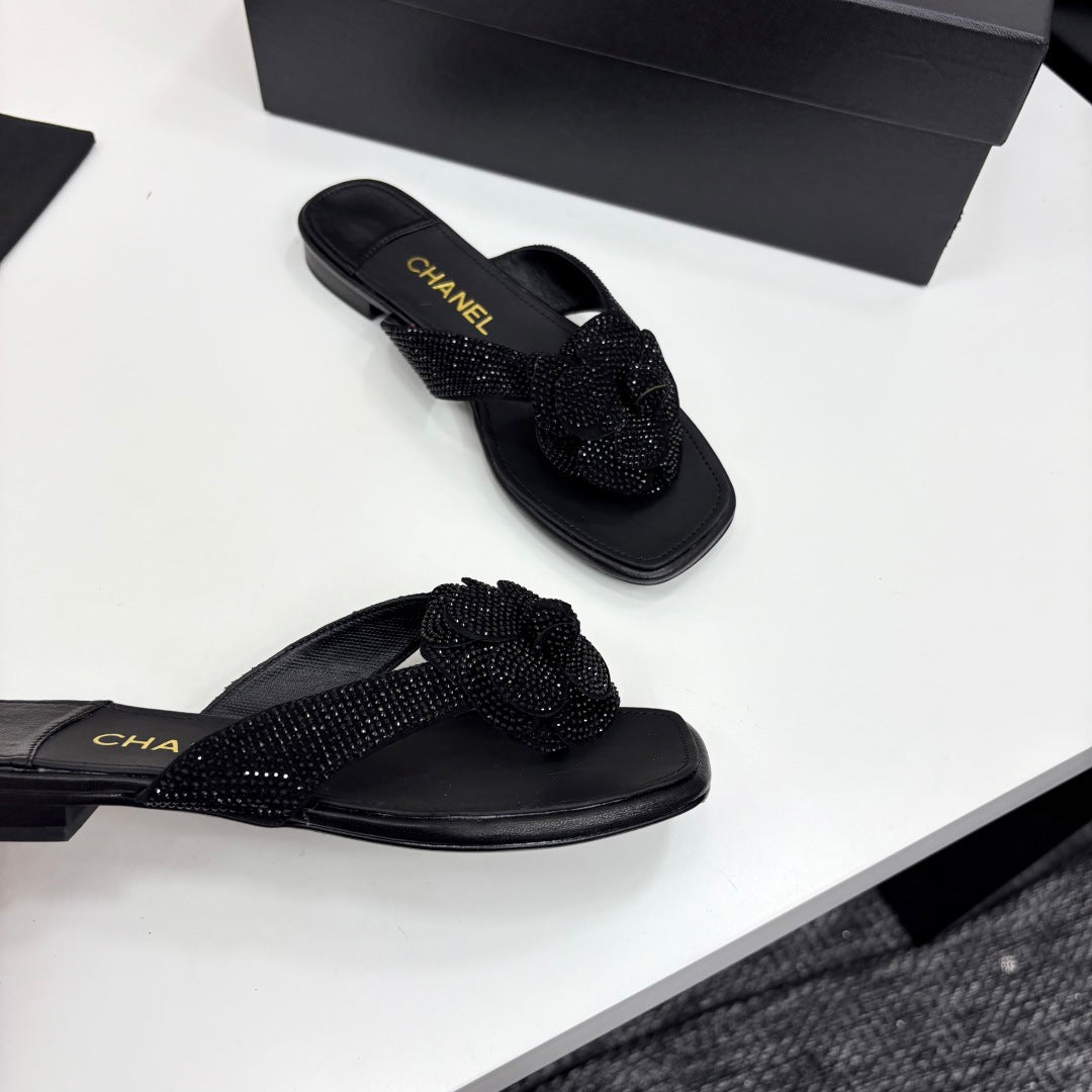 CC 25 Camellia Thong Sandals Black Stone Grain And Sheepskin 368834