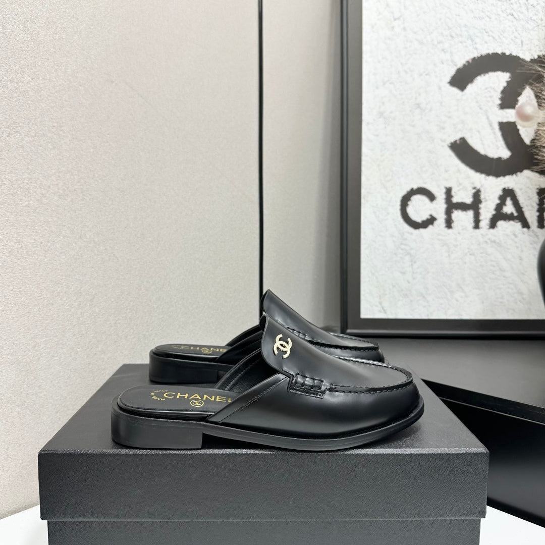 CC SS 2026 Pre Loafer Sandal Black Calfskin 630477