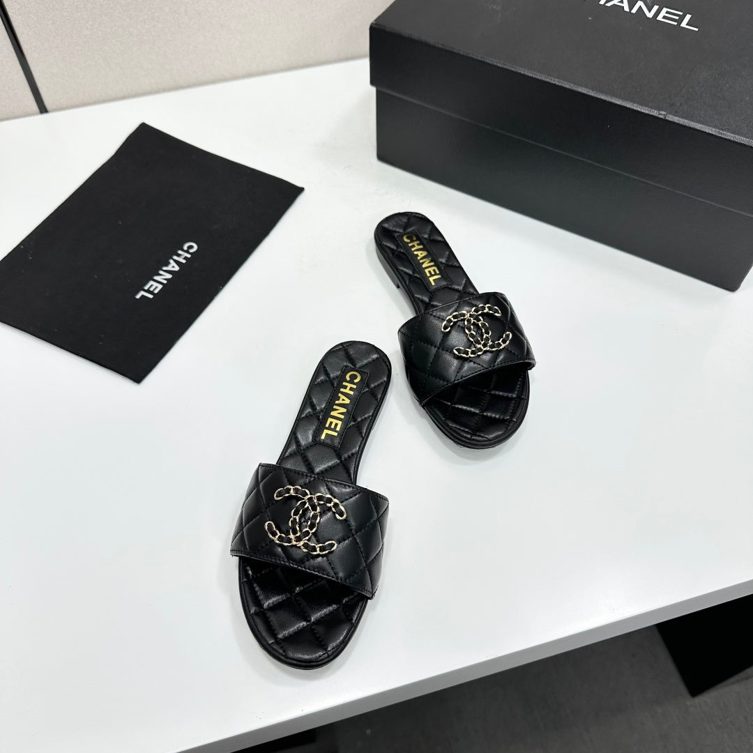 Chanel 26s Sandals In Black Quilted Leather